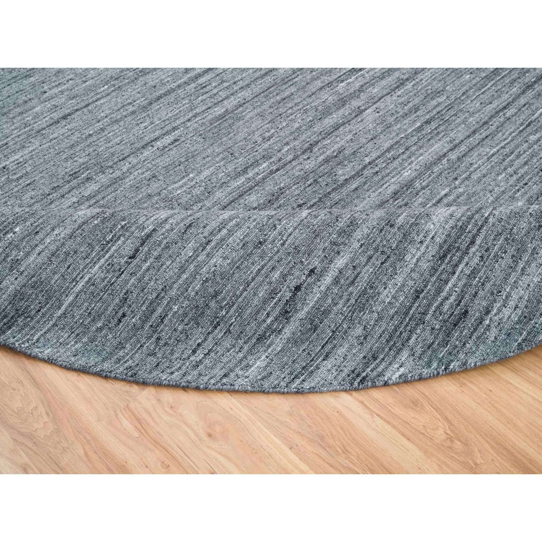 12'x12' Arsenic Gray, Handgewobenes Modernes Striae Design, Runder Teppich aus organischer Wolle (21. Jahrhundert und zeitgenössisch) im Angebot