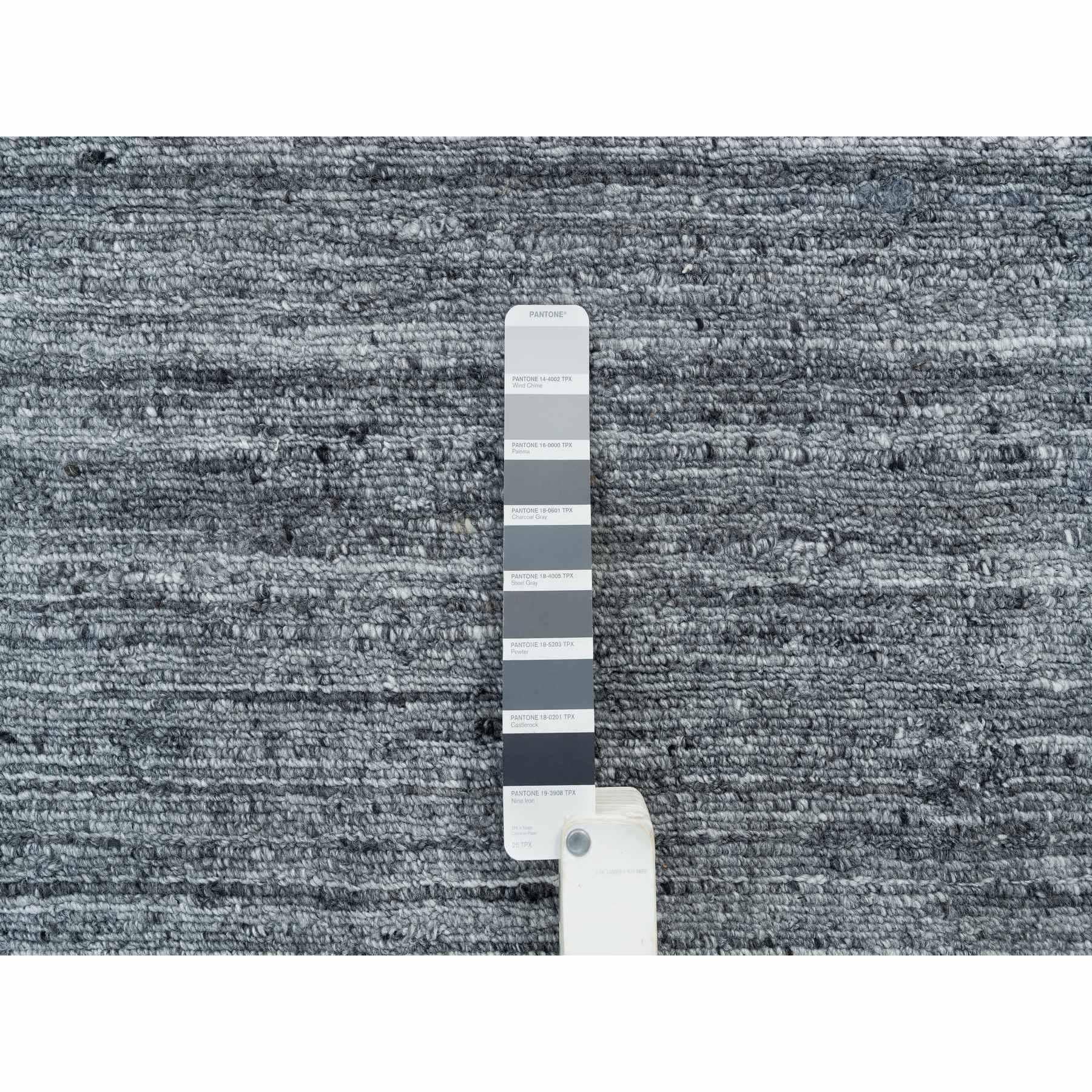 12'x12' Arsenic Gray, Handgewobenes Modernes Striae Design, Runder Teppich aus organischer Wolle im Angebot 1