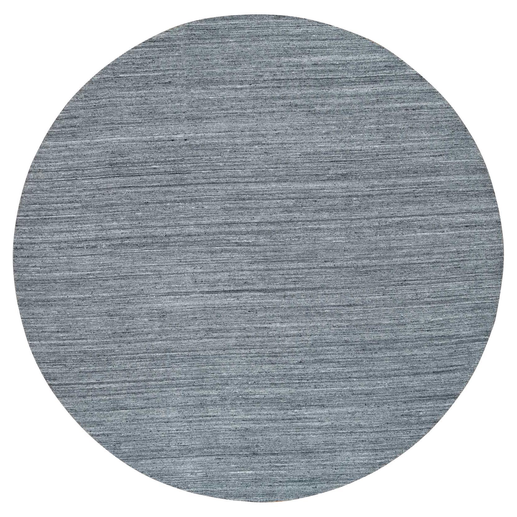 12
x12
Arsenic Gray, Handgewobenes Modernes Striae Design, Runder Teppich aus organischer Wolle