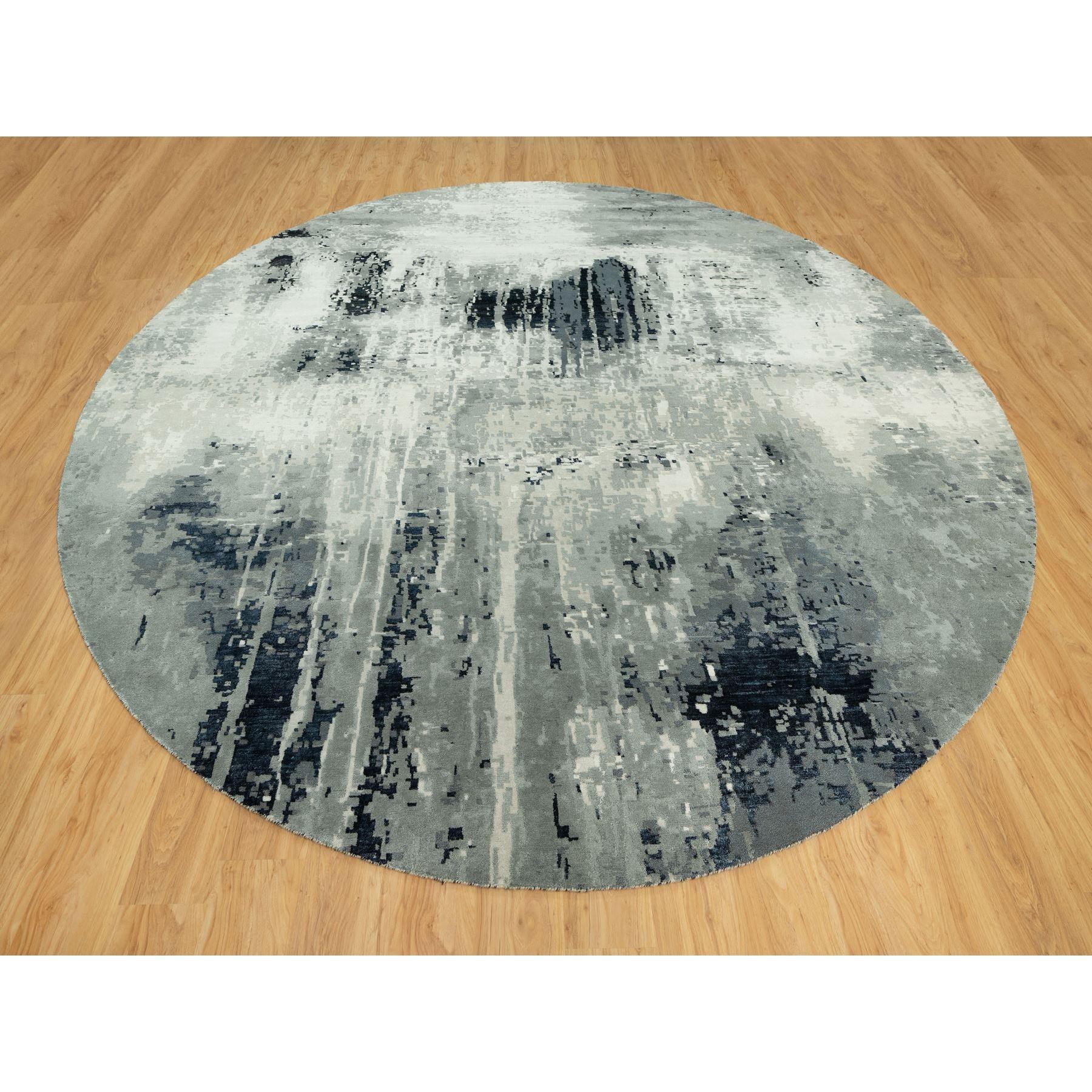 Obsidianschwarz mit zartem Weiß, handgeknüpft, streichelzartes abstraktes Design, Wolle und Seide, runder Orientteppich
Primäre MATERIALIEN: Wolle & Seide
Latex: Kein Flor 
Höhe: 0,25 Zoll
Stil: Transitional
Grundfarbe: Schwarz
Sekundärfarben: