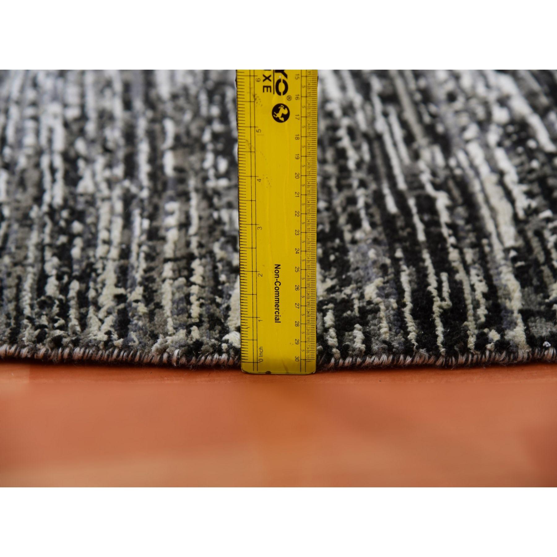 12'x12' Schwarzer, moderner, handgeknüpfter, runder Teppich aus weicher Wolle und Seide mit Striae-Design im Angebot 3