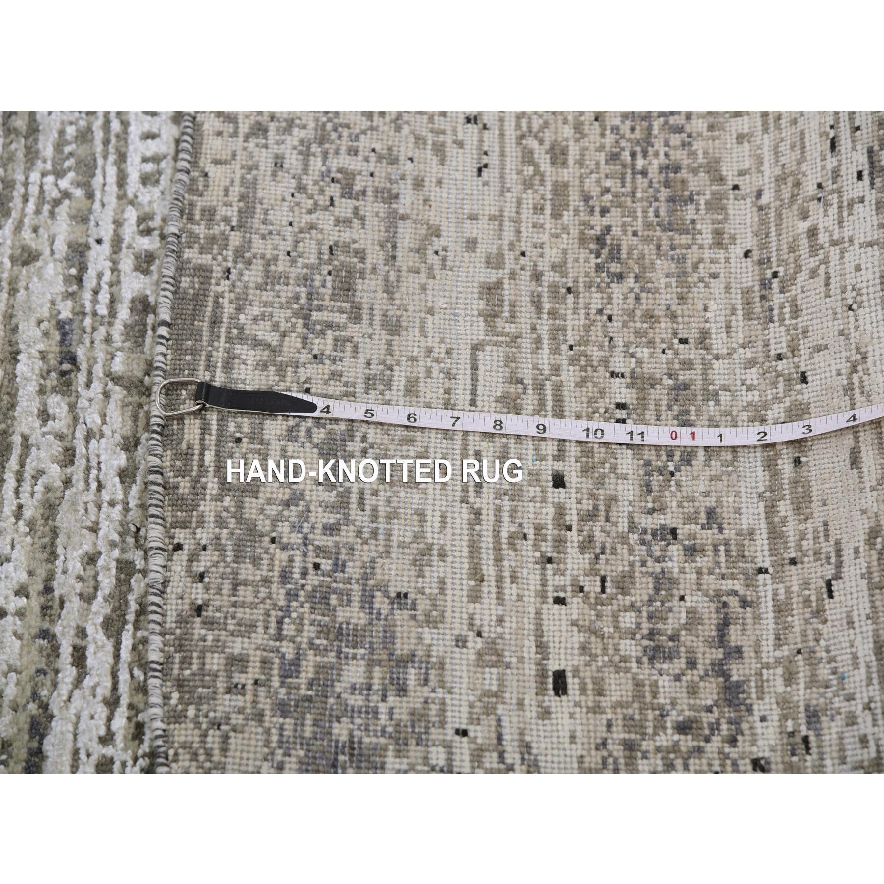 12'x12' Schwarzer, moderner, handgeknüpfter, runder Teppich aus weicher Wolle und Seide mit Striae-Design im Angebot 4