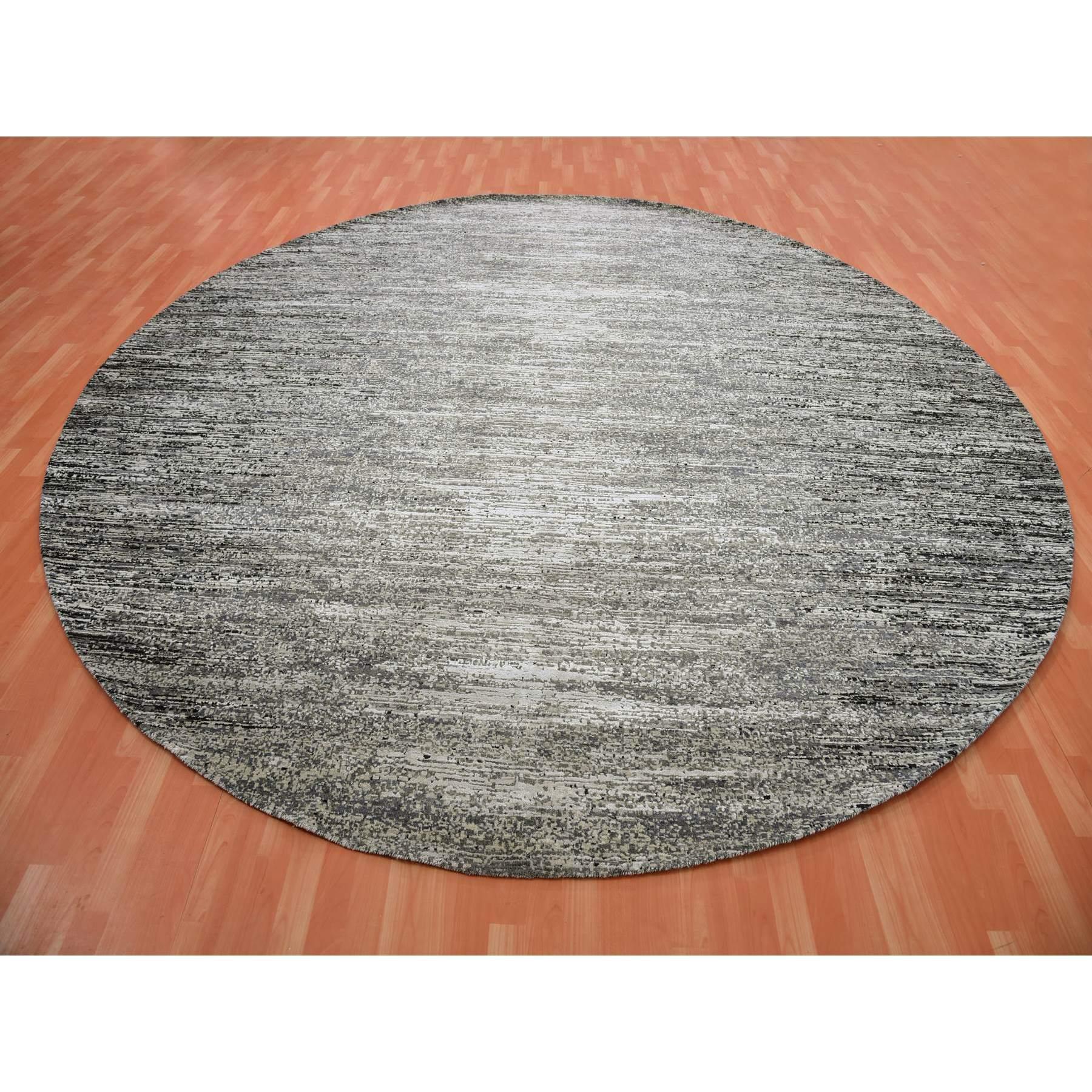 Dies ist ein echter, einzigartiger, handgeknüpfter Orientteppich im modernen Striae-Design aus Wolle und Seide. Es wurde monatelang von erfahrenen Kunsthandwerkern in jahrhundertealten Webtechniken geknüpft.
Primäre MATERIALIEN: Wolle & Seide
Latex:
