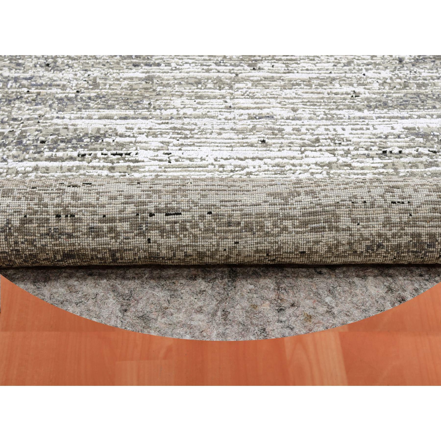 12'x12' Schwarzer, moderner, handgeknüpfter, runder Teppich aus weicher Wolle und Seide mit Striae-Design (Indisch) im Angebot