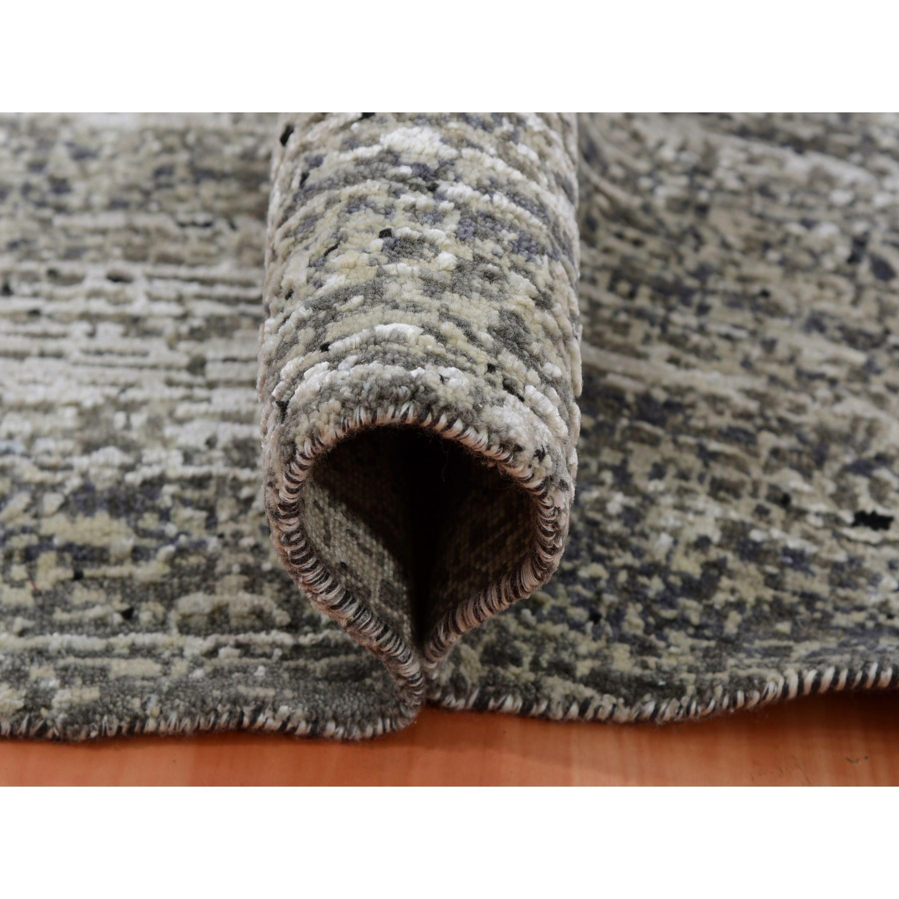 12'x12' Schwarzer, moderner, handgeknüpfter, runder Teppich aus weicher Wolle und Seide mit Striae-Design (Handgeknüpft) im Angebot