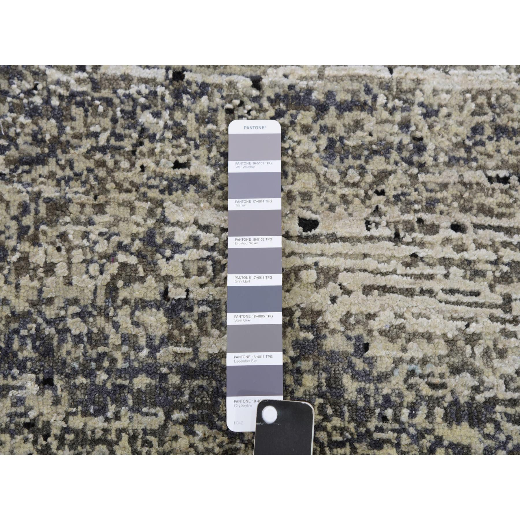 12'x12' Schwarzer, moderner, handgeknüpfter, runder Teppich aus weicher Wolle und Seide mit Striae-Design (21. Jahrhundert und zeitgenössisch) im Angebot
