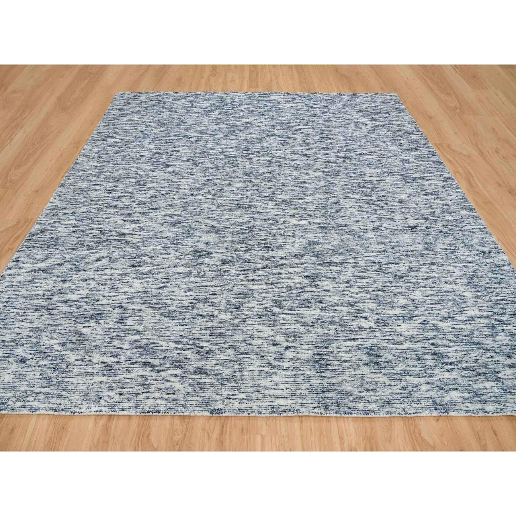 Blau und Elfenbein, weicher Flor aus reiner Wolle, handgeknüpftes modernes Striae-Design, quadratischer Orientteppich
Primäre MATERIALIEN: Wolle
Latex: Kein Flor 
Höhe: 0,25 Zoll
Stil: Transitional
Grundfarbe: Blau
Sekundärfarben: Elfenbein, Grau,