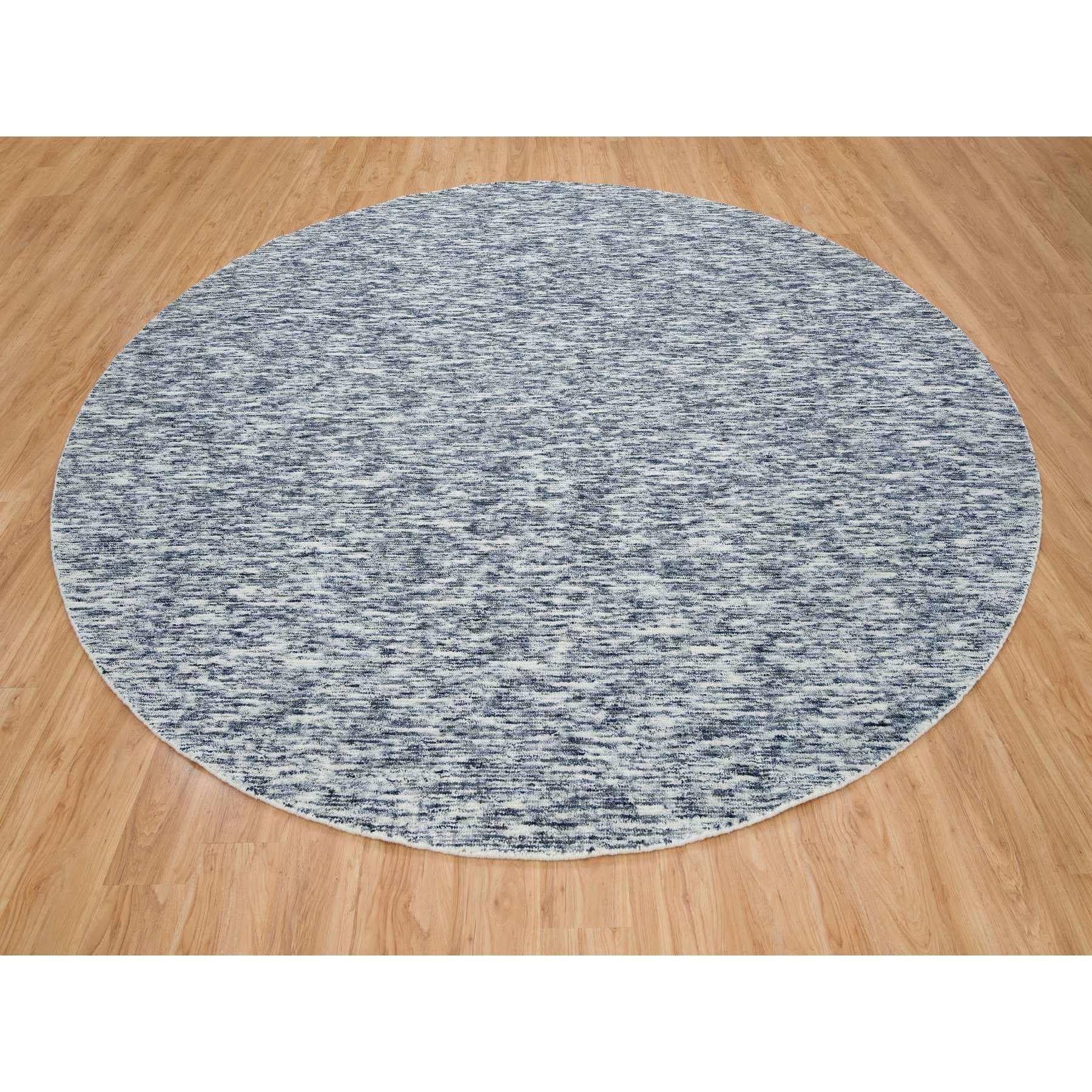 Blau und Elfenbein, Modernes Striae Design Weicher Flor, Reine Wolle Handgeknüpft, Runder Orientteppich
Primäre MATERIALIEN: Wolle
Latex: Kein Flor 
Höhe: 0,25 Zoll
Stil: Transitional
Grundfarbe: Blau
Sekundärfarben: Elfenbein, Grau, Schwarz
Muster:
