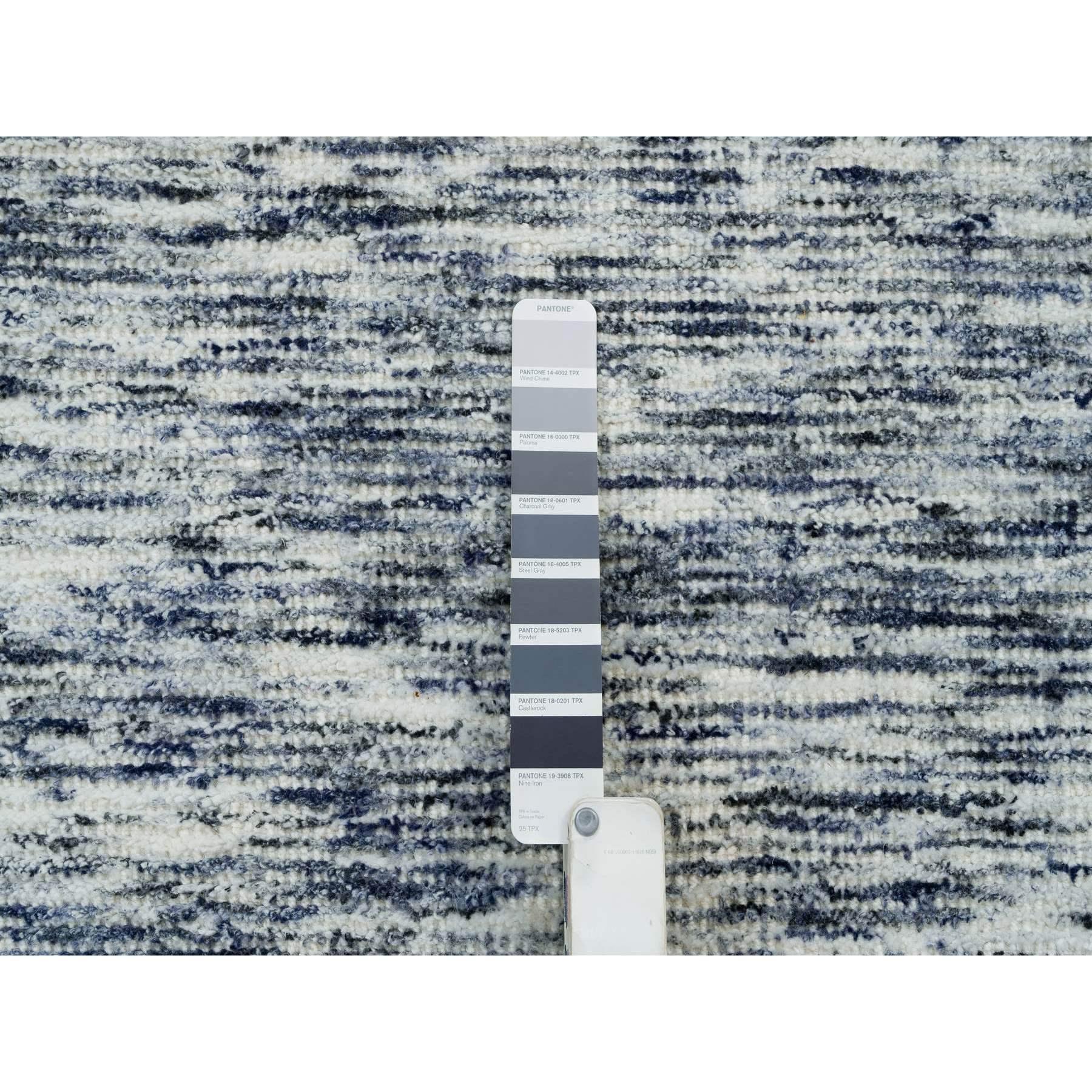 12'x12' Blau Modern Striae Design Runder Teppich aus reiner Wolle, handgewebt (21. Jahrhundert und zeitgenössisch) im Angebot