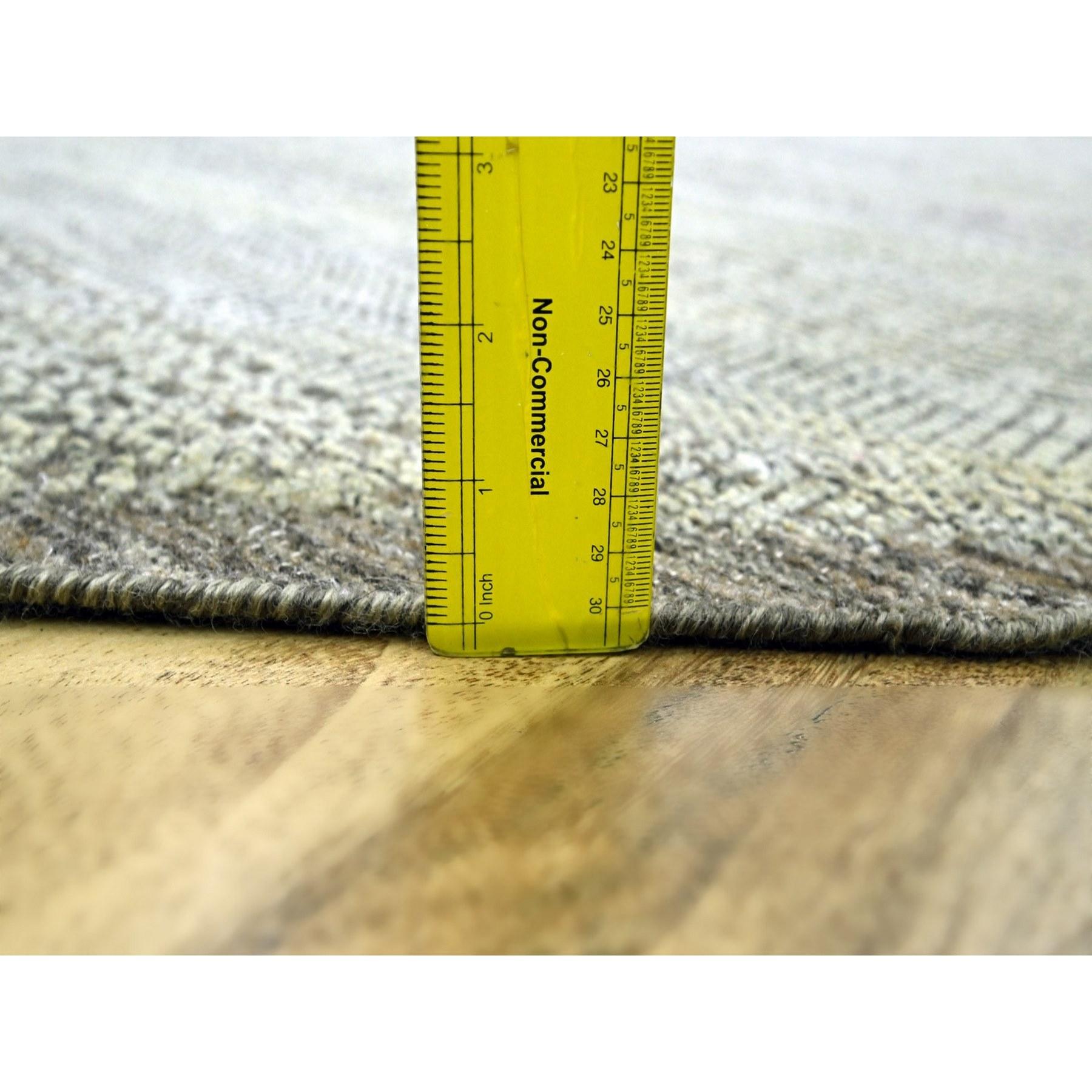 Tappeto rotondo in lana naturale 12'x12' marrone annodato a mano con disegno di erba invecchiata in vendita 3