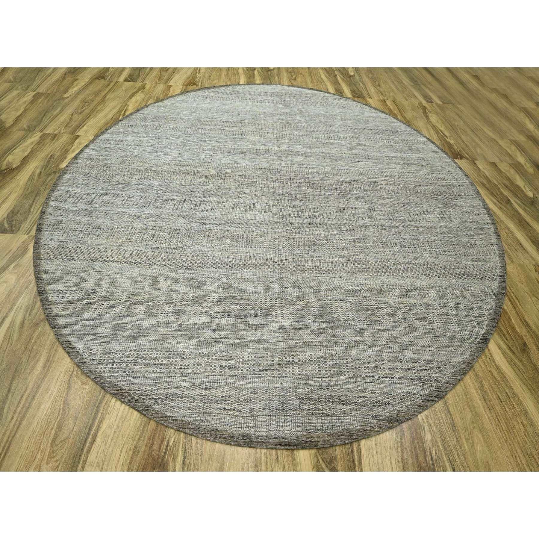 Coffee Brown, Tappeto orientale annodato a mano, design ossidato e invecchiato con orditi a vista, in lana naturale, rotondo, ecc.
Materiali primari: Lana
Lattice: No Pile 
altezza: 0,25 pollici
Stile: Contemporaneo
Colore primario: Marrone
Colori