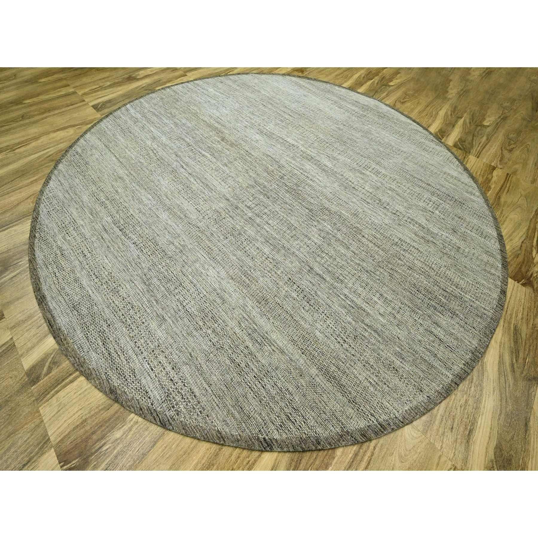 Indiano Tappeto rotondo in lana naturale 12'x12' marrone annodato a mano con disegno di erba invecchiata in vendita