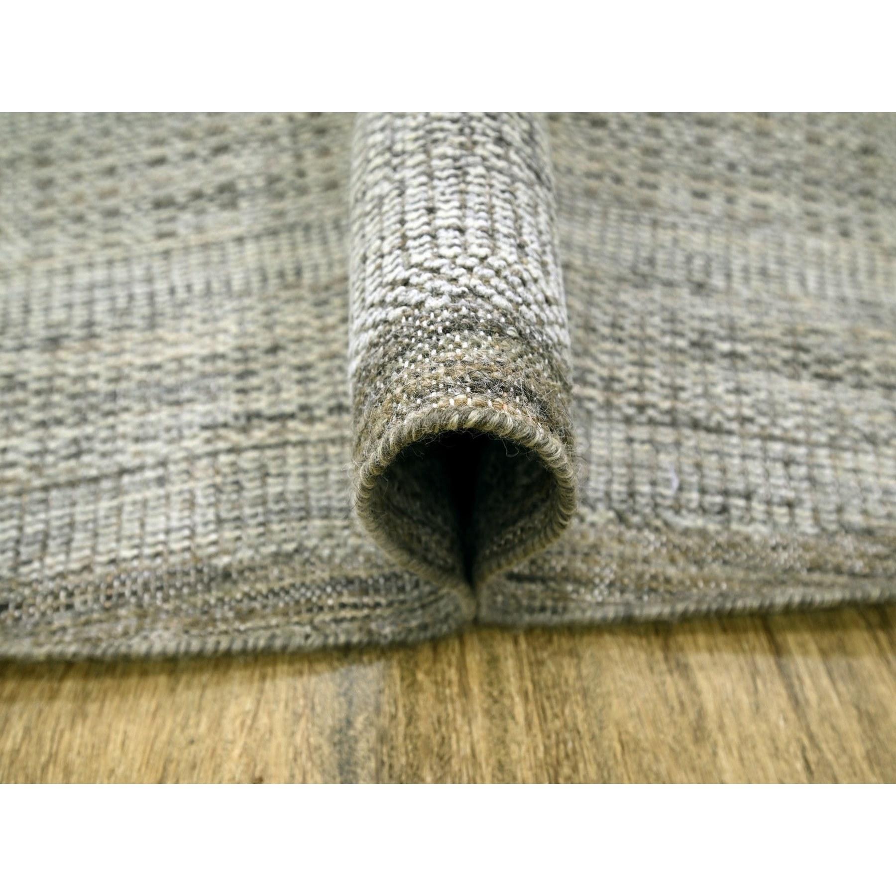 Tappeto rotondo in lana naturale 12'x12' marrone annodato a mano con disegno di erba invecchiata In condizioni Nuovo in vendita a Carlstadt, NJ