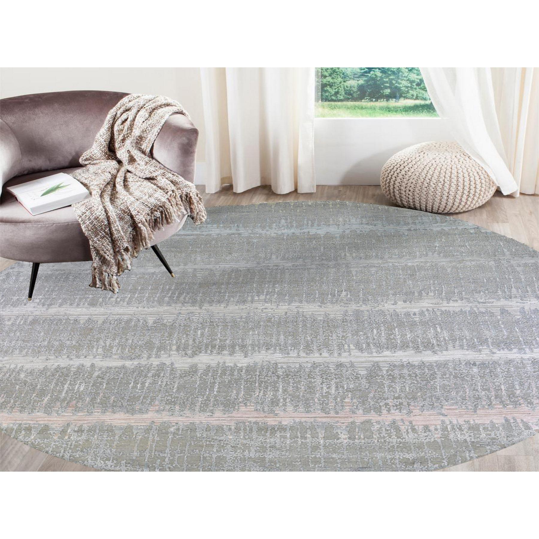 Il s'agit d'un véritable tapis oriental noué à la main, unique en son genre, à motifs cardiaques et couleurs pastel, en laine texturée ronde et soie pure. Il a été tissé pendant des mois et des mois selon les techniques séculaires de l'artisanat