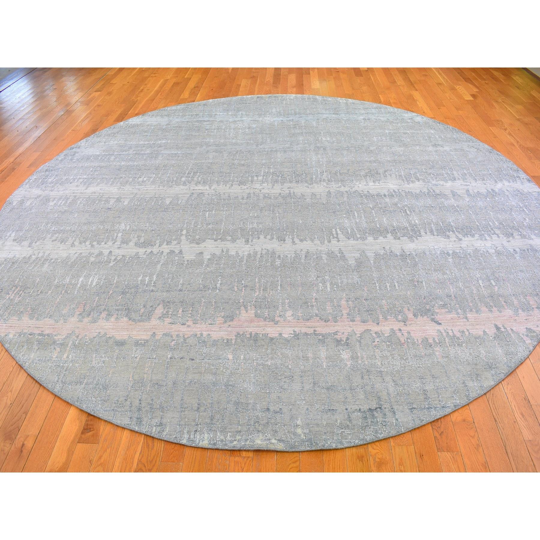 Moderne 12'x12' Tapis rond en laine et soie noué à la main avec un design cardiaque et des couleurs pastel en vente
