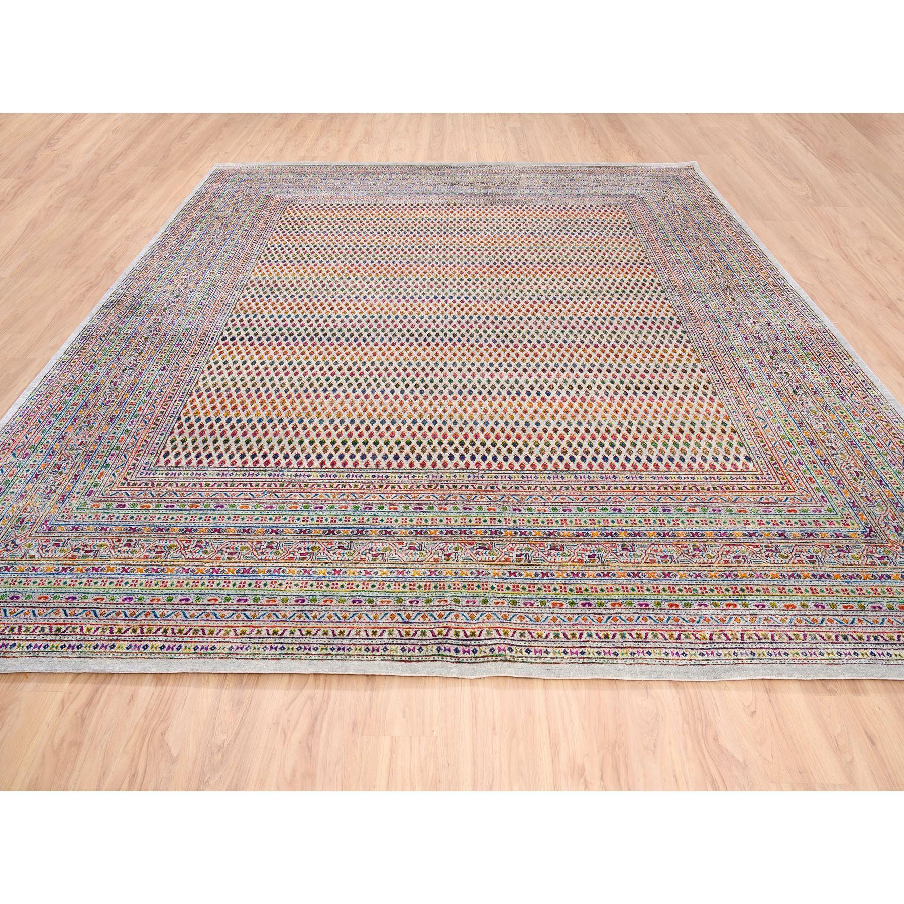 Il s'agit d'un véritable tapis carré oriental noué à la main, en laine et soie de sari, inspiré du Sarouk Mir avec un design Boteh répétitif. Il a été noué pendant des mois et des mois selon le savoir-faire séculaire du tissage persan. 
Matières