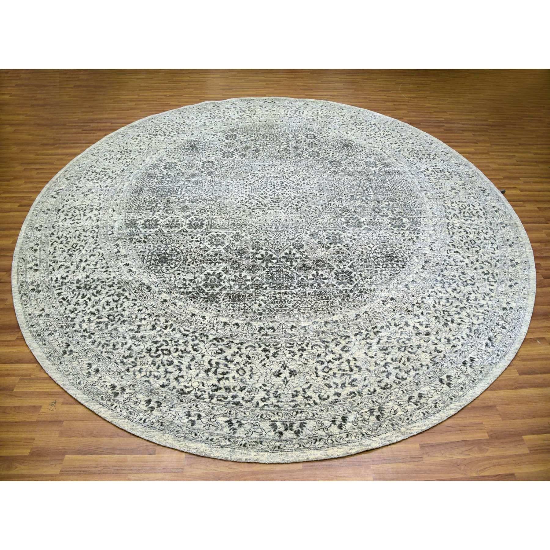 Ésta es una auténtica alfombra oriental de la dinastía mameluca, de pura lana sin teñir, anudada a mano, tono sobre tono. Ha sido anudada durante meses y meses con técnicas artesanales de tejido centenarias por artesanos.
Materiales primarios: