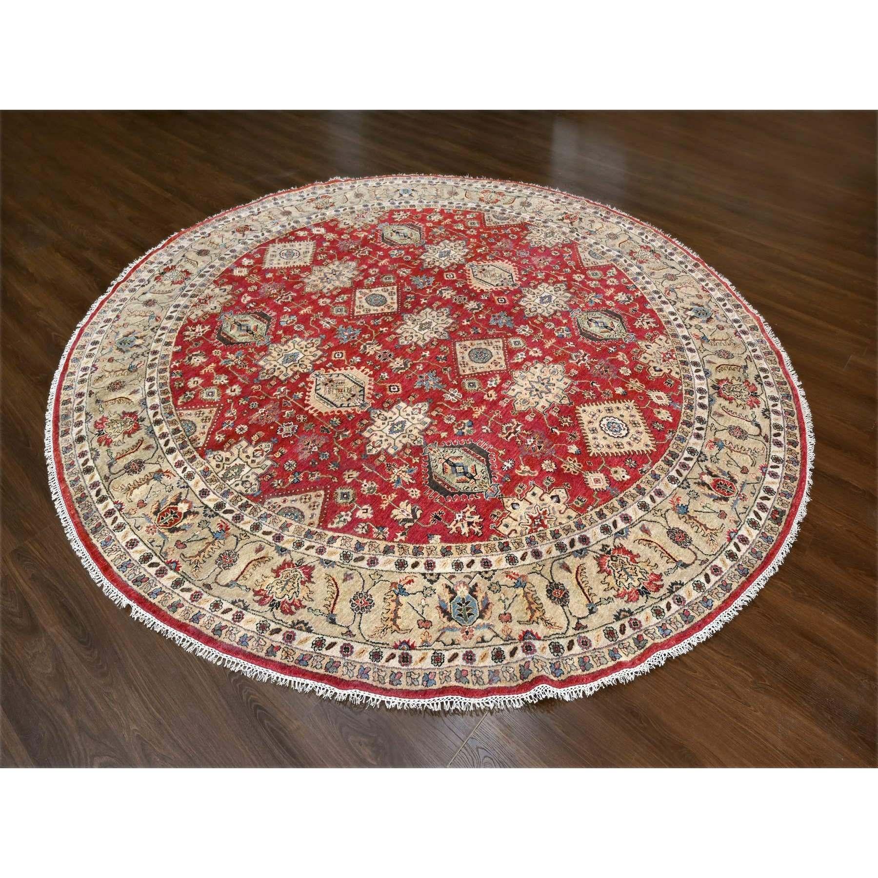Rouge brique, Karajeh avec design de médaillons géométriques, pure laine, noué à la main, tapis oriental rond
Matières premières : Laine
Latex : Pas de poils 
hauteur : 0,25 pouces
Style : Traditionnel
Couleur primaire : rouge
Couleurs secondaires :