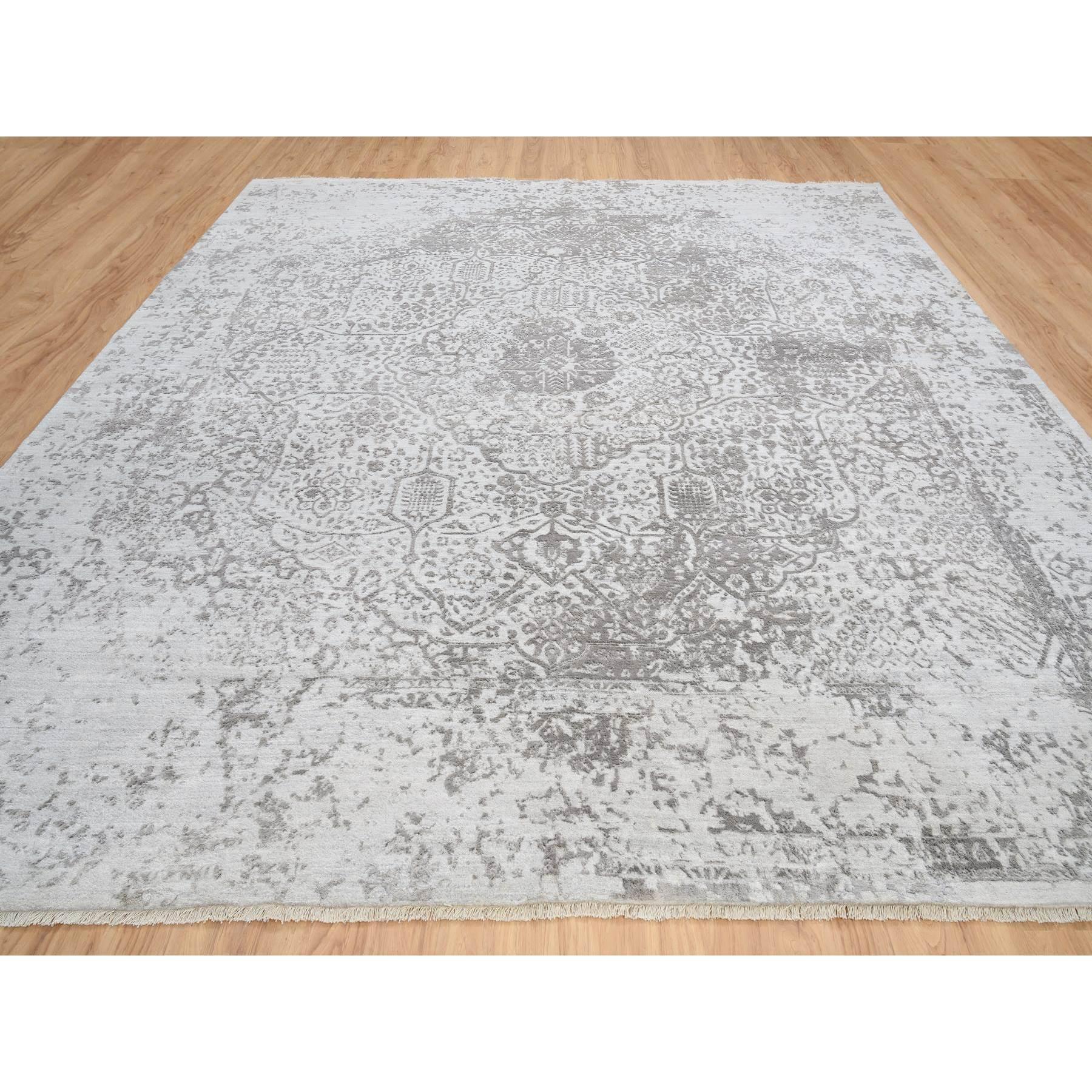 Grigio, Design persiano spezzato, Tappeto orientale quadrato in lana e pura seta, annodato a mano
Materiali primari: Lana e pura seta
Lattice: No Pile 
altezza: 0,25 pollici
Stile: Di transizione
Colore primario: Grigio
Colori secondari: Marrone,