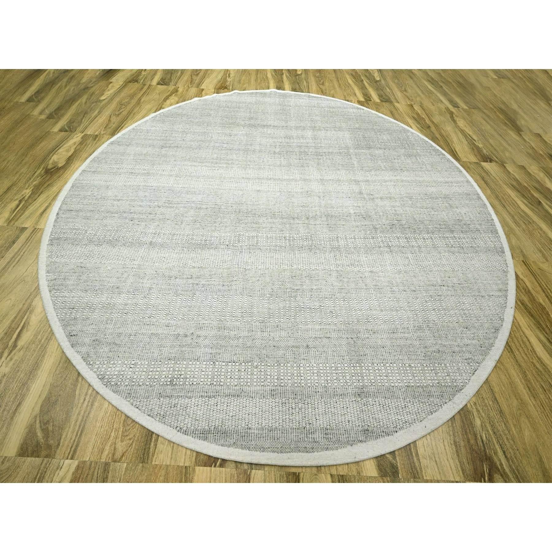 Grigio nuvola, lana naturale, disegno dell'erba ossidato e invecchiato  con orditi a vista, annodato a mano, rotondo, tappeto orientale
Materiali primari: Lana
Lattice: No Pile 
altezza: 0,25 pollici
Stile: Contemporaneo
Colore primario: