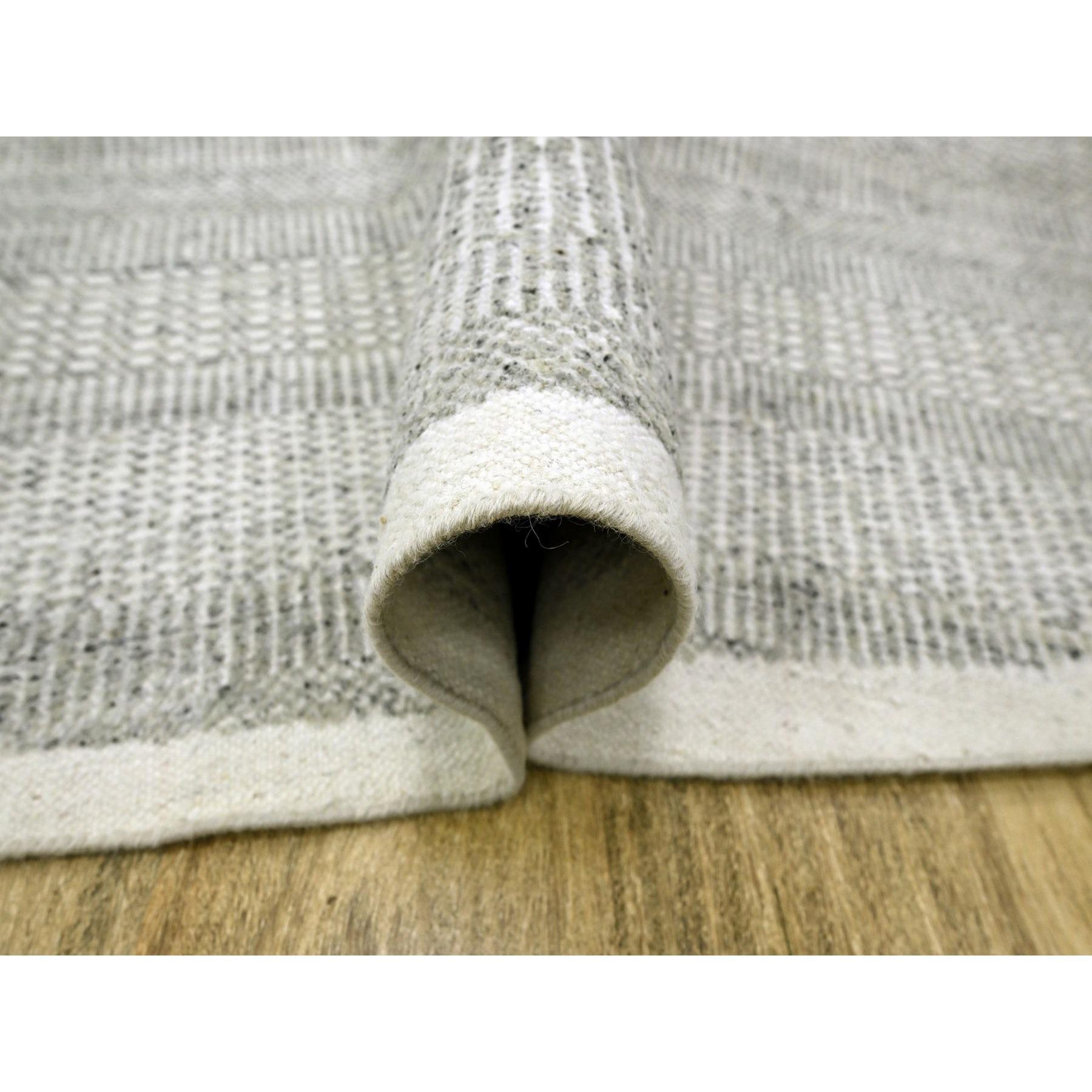 12'x12' Tappeto rotondo in lana annodata a mano, grigio, con disegno di erba ossidata e afflosciata In condizioni Nuovo in vendita a Carlstadt, NJ