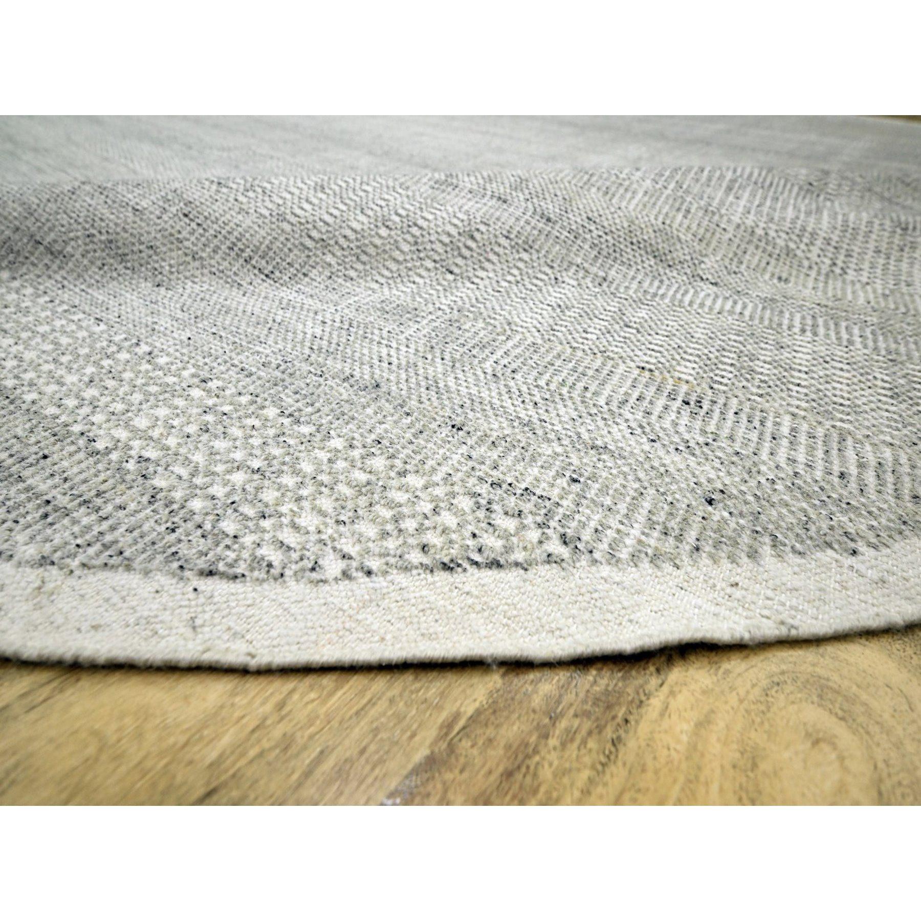 XXI secolo e contemporaneo 12'x12' Tappeto rotondo in lana annodata a mano, grigio, con disegno di erba ossidata e afflosciata in vendita