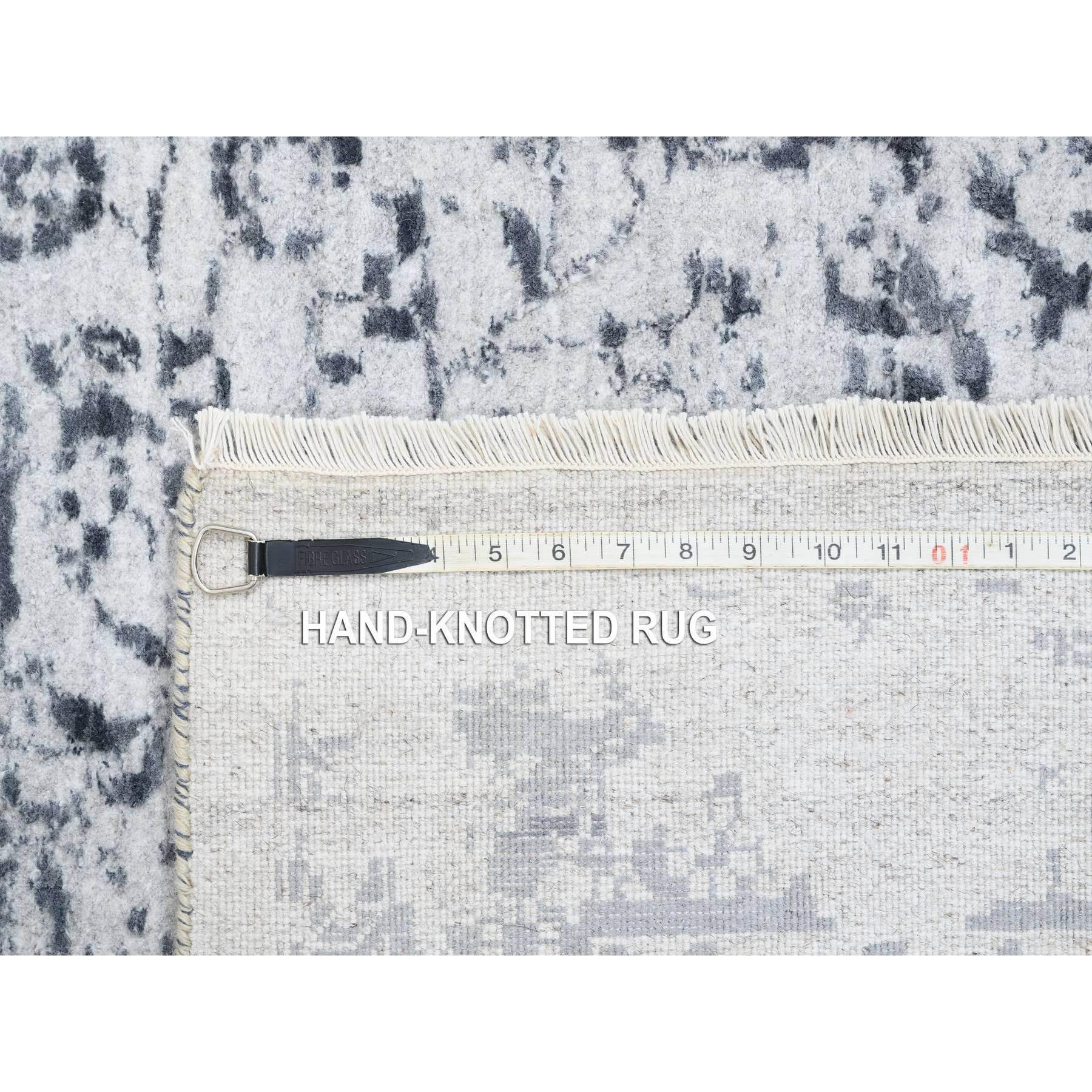 12'x12' Grauer handgeknüpfter quadratischer Teppich aus Wolle und Seide mit persischem Erased Persian Design im Angebot 4