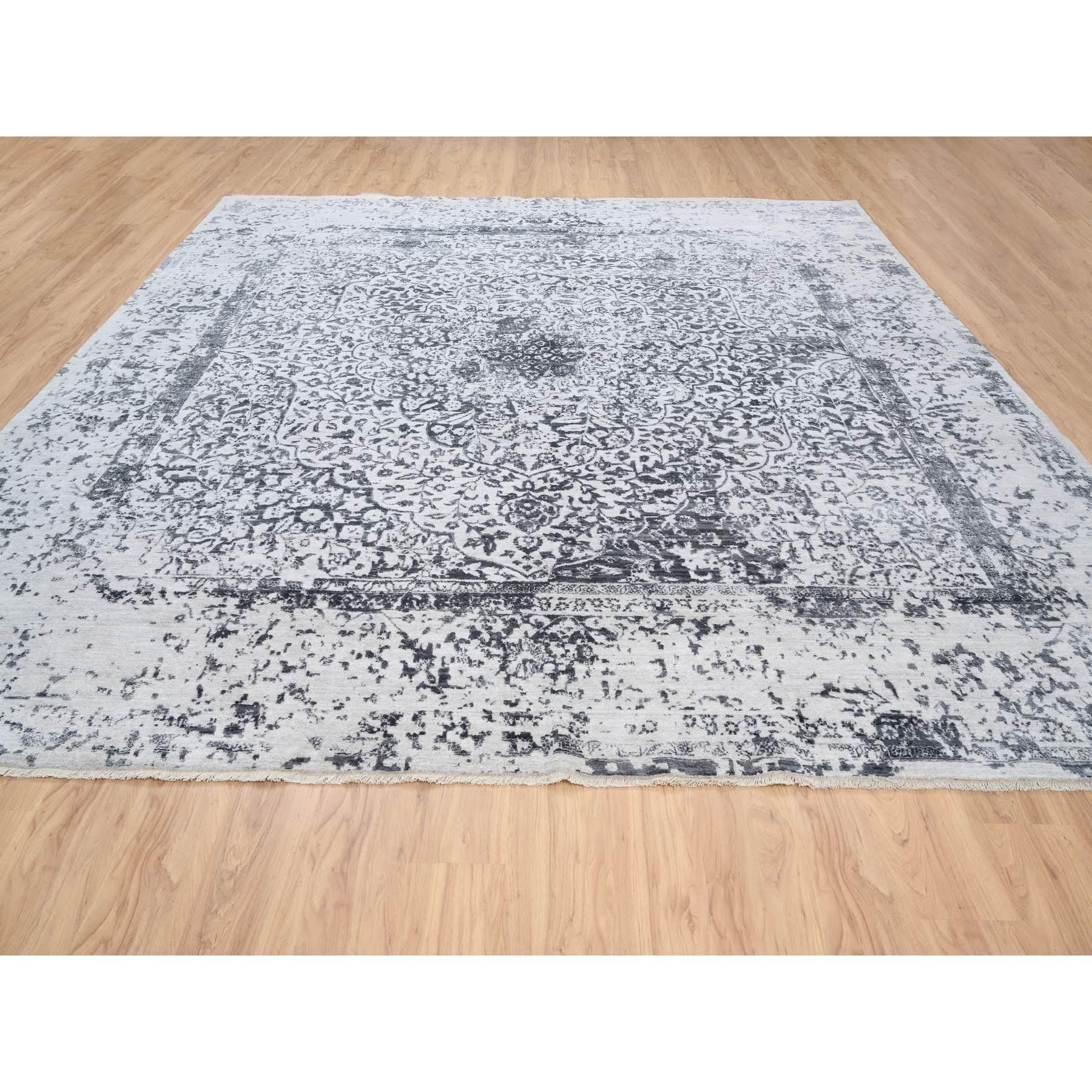 Dies ist eine wirklich echte one-of-a-kind Silber grau gelöscht persischen Design Wolle und reine Seide handgeknüpft orientalischen Quadrat Teppich. Es wurde monatelang von erfahrenen Kunsthandwerkern in jahrhundertealten Webtechniken