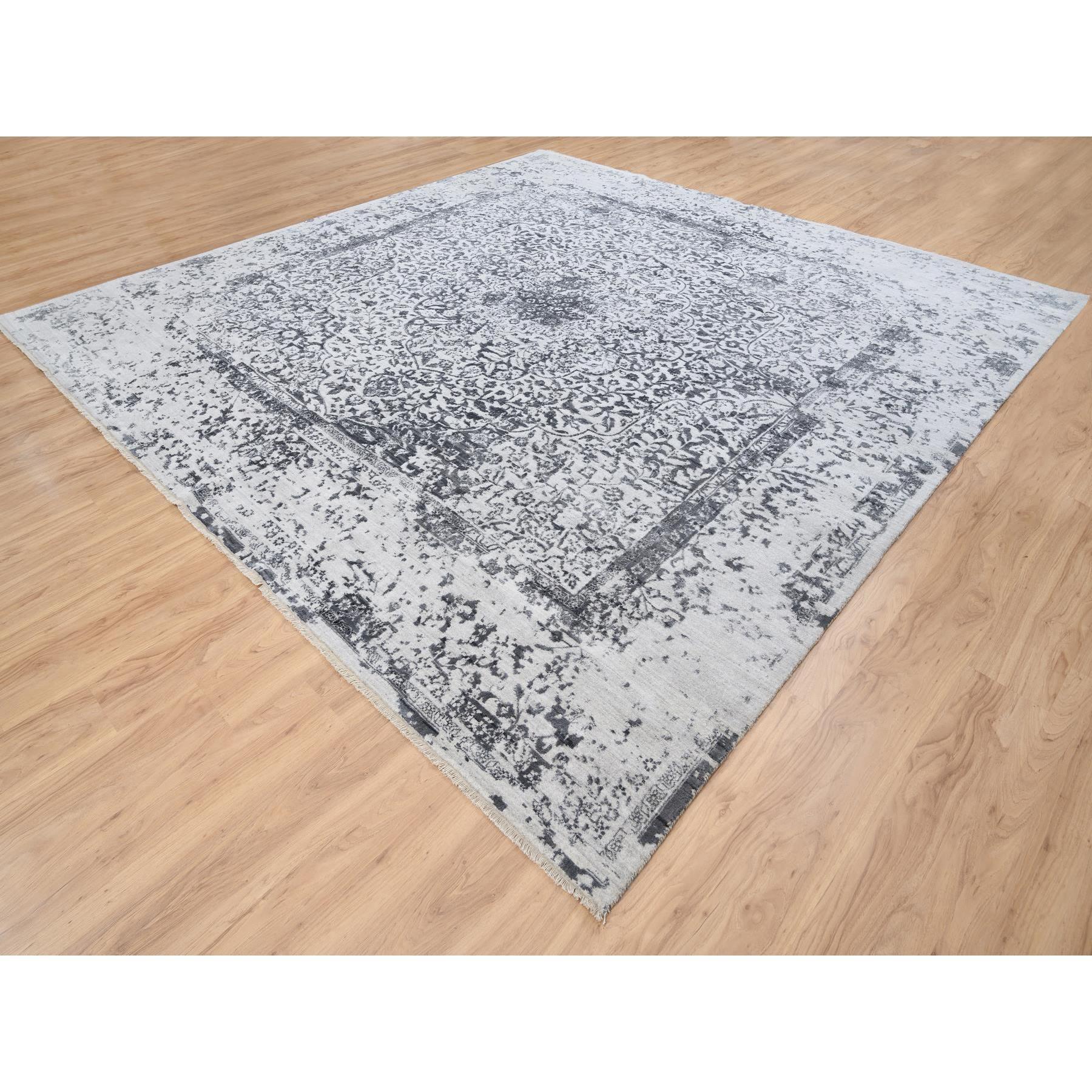 12'x12' Grauer handgeknüpfter quadratischer Teppich aus Wolle und Seide mit persischem Erased Persian Design (Mittelalterlich) im Angebot