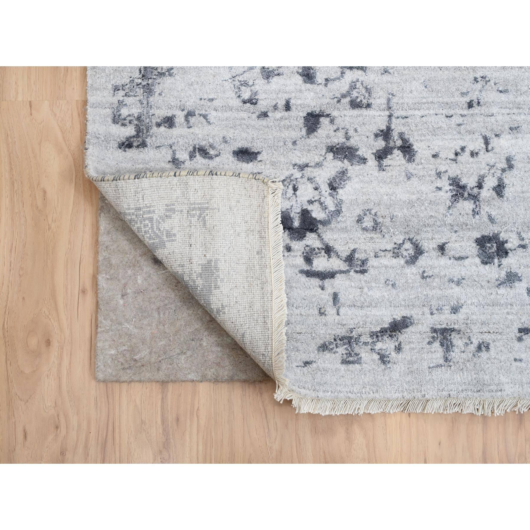 12'x12' Grauer handgeknüpfter quadratischer Teppich aus Wolle und Seide mit persischem Erased Persian Design (Indisch) im Angebot