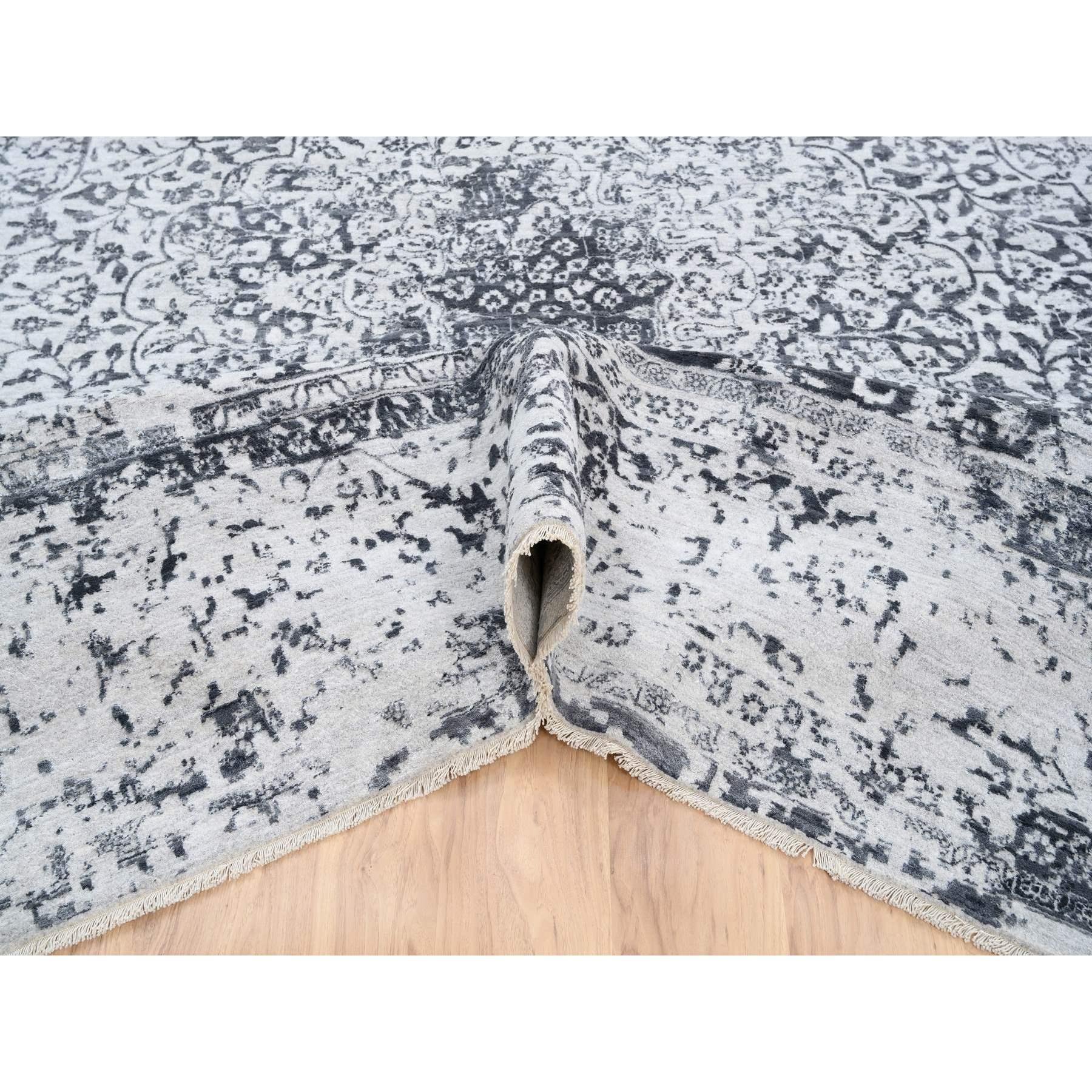 12'x12' Grauer handgeknüpfter quadratischer Teppich aus Wolle und Seide mit persischem Erased Persian Design (Handgeknüpft) im Angebot