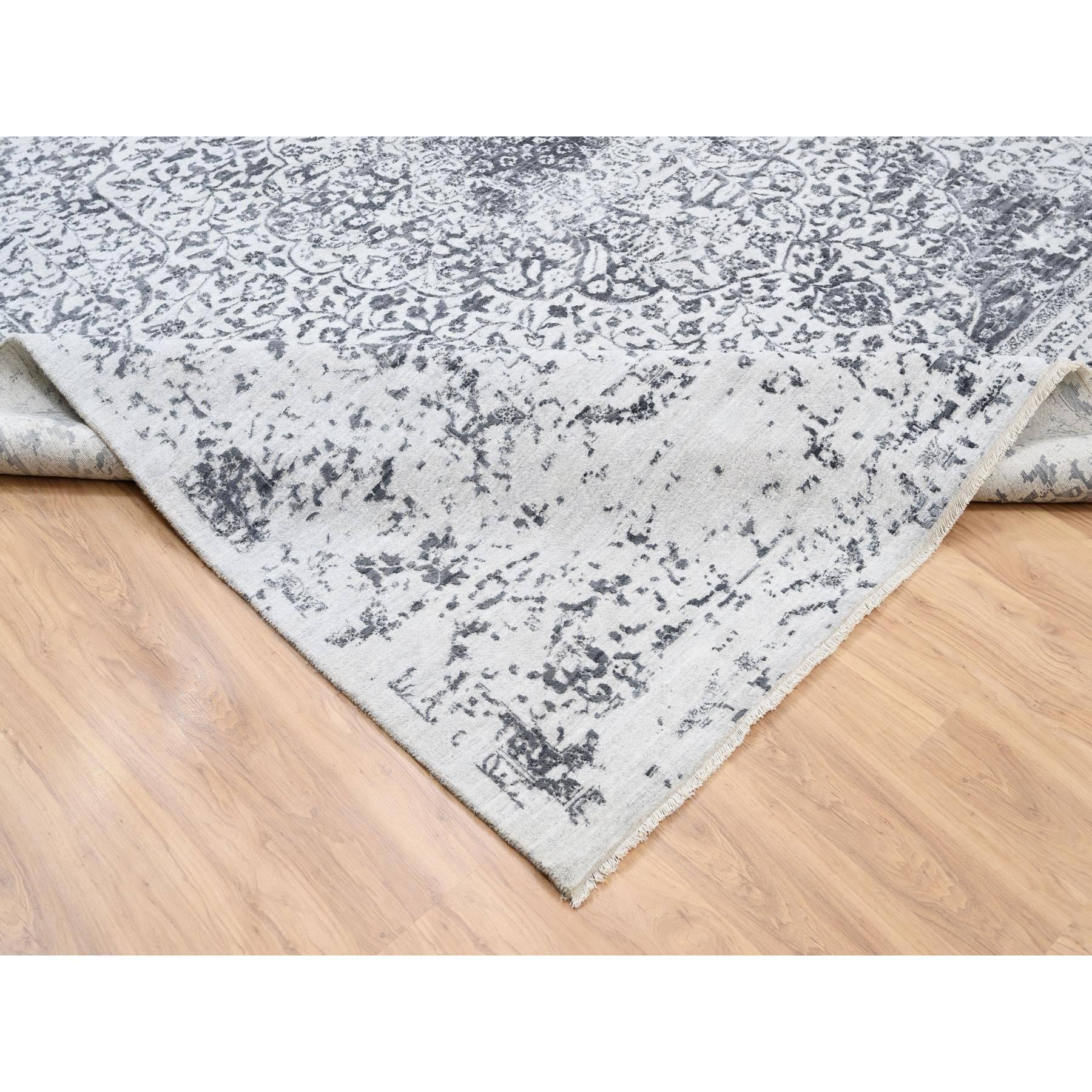 12'x12' Grauer handgeknüpfter quadratischer Teppich aus Wolle und Seide mit persischem Erased Persian Design im Zustand „Neu“ im Angebot in Carlstadt, NJ