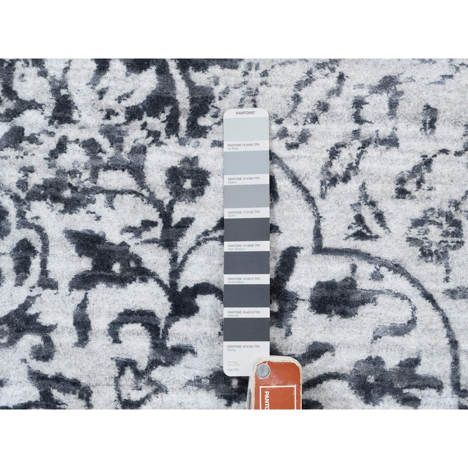 12'x12' Grauer handgeknüpfter quadratischer Teppich aus Wolle und Seide mit persischem Erased Persian Design (21. Jahrhundert und zeitgenössisch) im Angebot