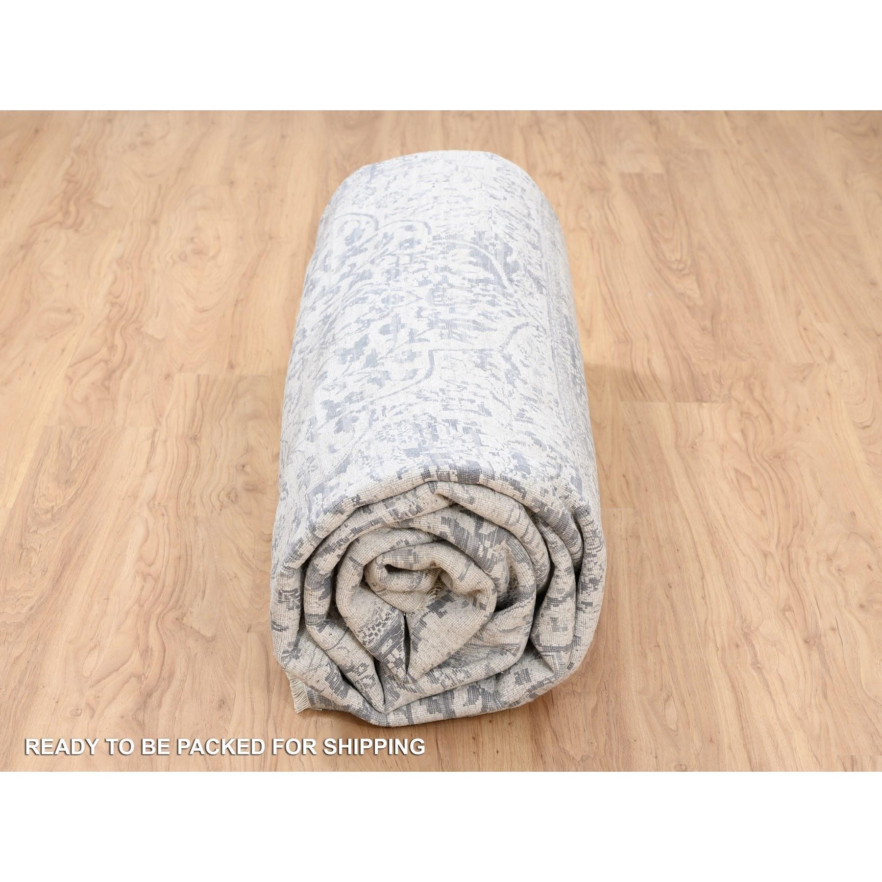 12'x12' Grauer handgeknüpfter quadratischer Teppich aus Wolle und Seide mit persischem Erased Persian Design im Angebot 2