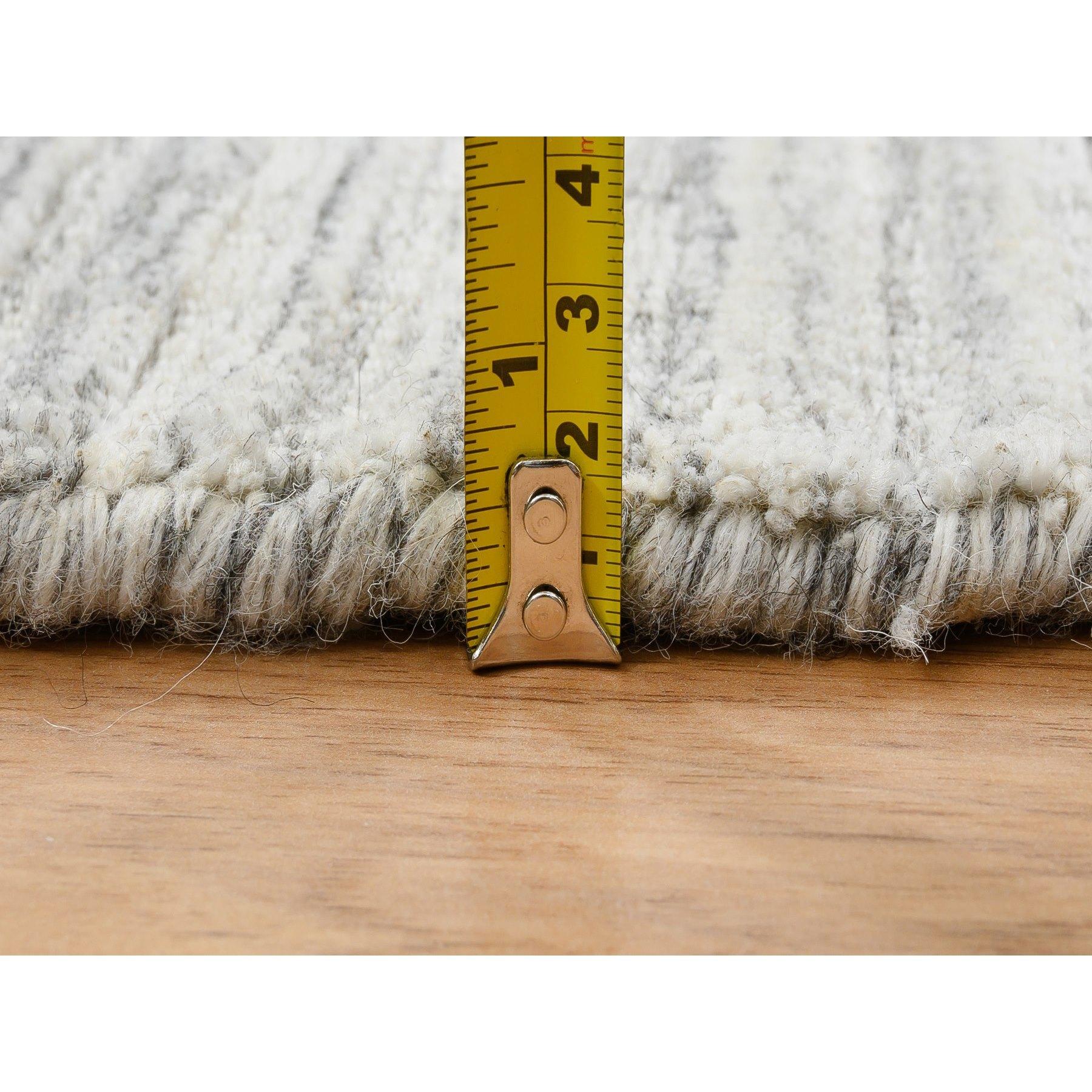 12'x12' Grauer handgewebter ungefärbter natürlicher Wollteppich Modernes Design Runder Teppich im Angebot 3