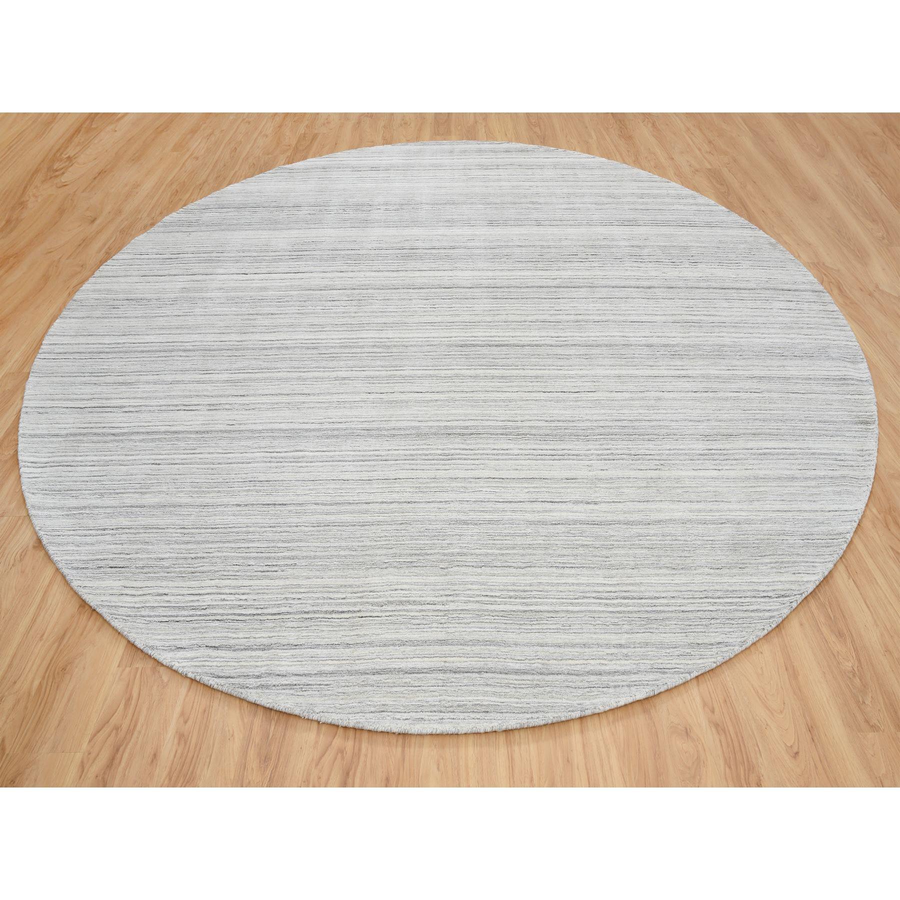 Dies ist eine wirklich echte one-of-a-kind Platinum Grau und Creme, Plain Hand gewebt undyed natürliche Wolle, modernes Design dick und Plüsch, Runde Orientteppich. Es wurde monatelang in jahrhundertealten Webtechniken von erfahrenen Webern
