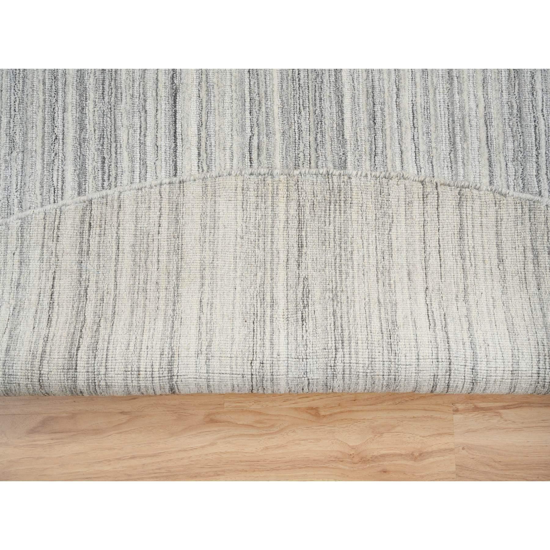 12'x12' Grauer handgewebter ungefärbter natürlicher Wollteppich Modernes Design Runder Teppich (Handgeknüpft) im Angebot