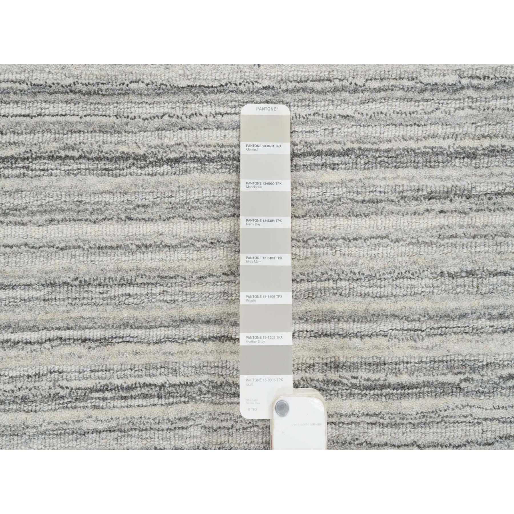 12'x12' Grauer handgewebter ungefärbter natürlicher Wollteppich Modernes Design Runder Teppich (Wolle) im Angebot