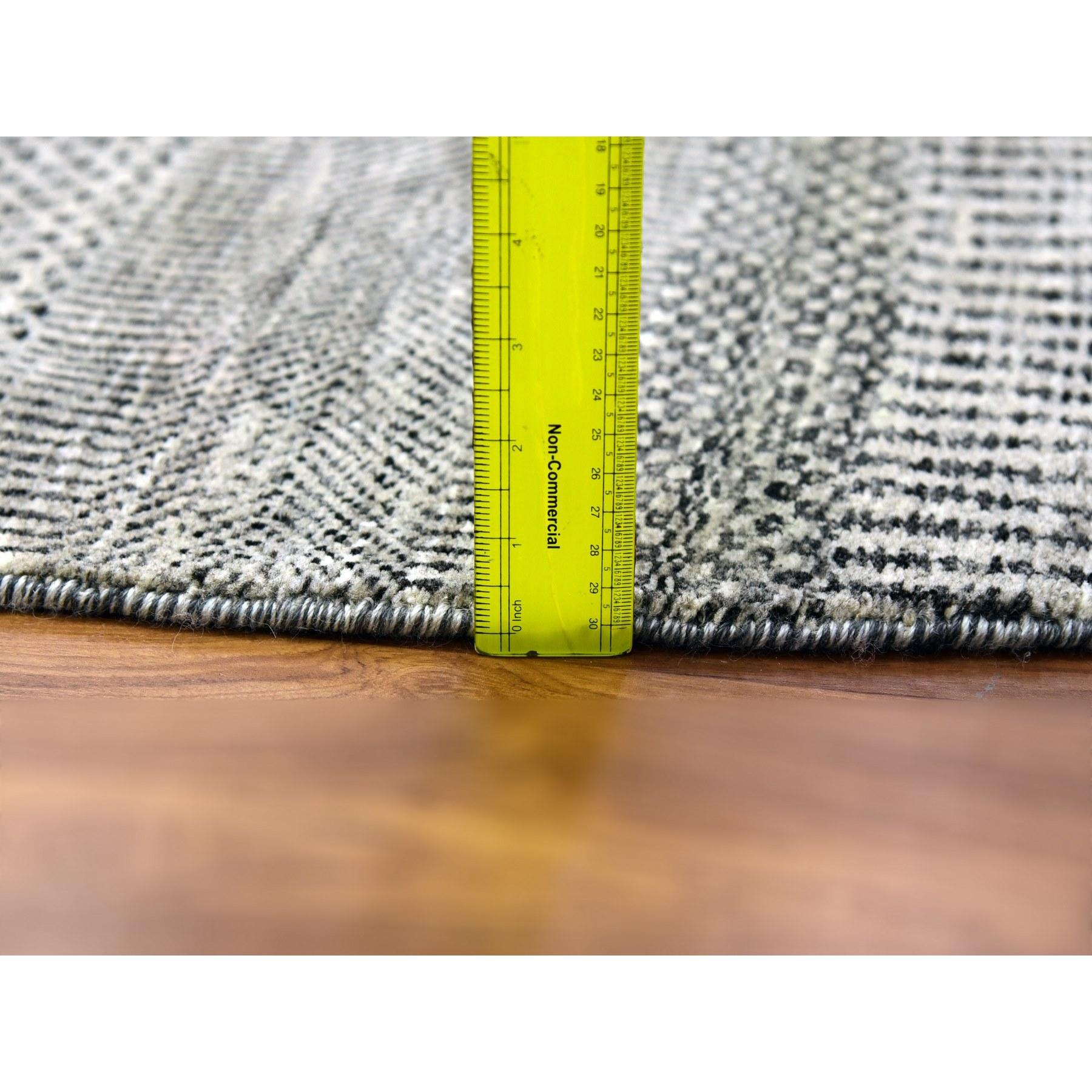 12'x12' Grauer moderner handgeknüpfter runder Teppich aus weicher und unbefärbter Wolle mit Grasmuster im Angebot 3