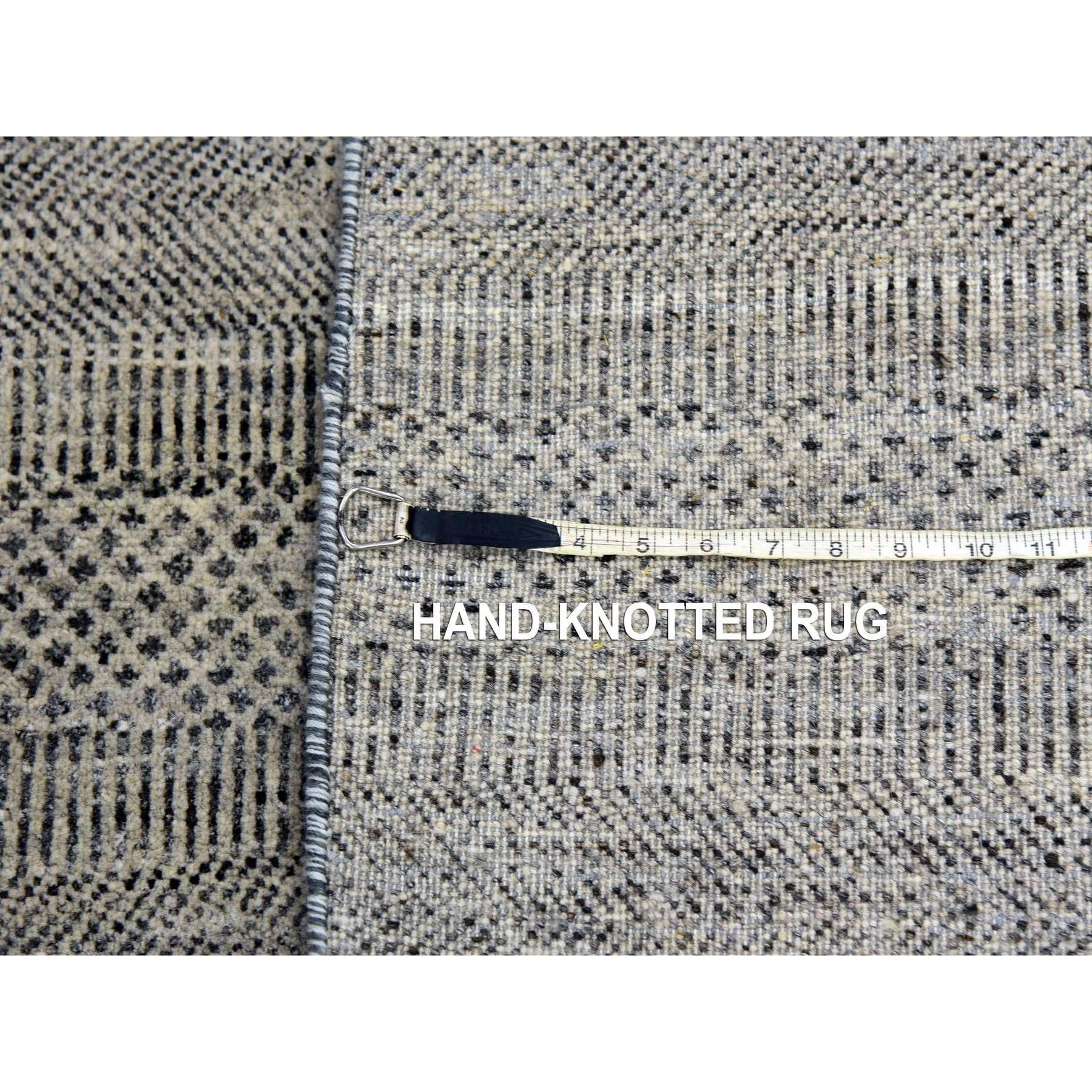 12'x12' Grauer moderner handgeknüpfter runder Teppich aus weicher und unbefärbter Wolle mit Grasmuster im Angebot 4