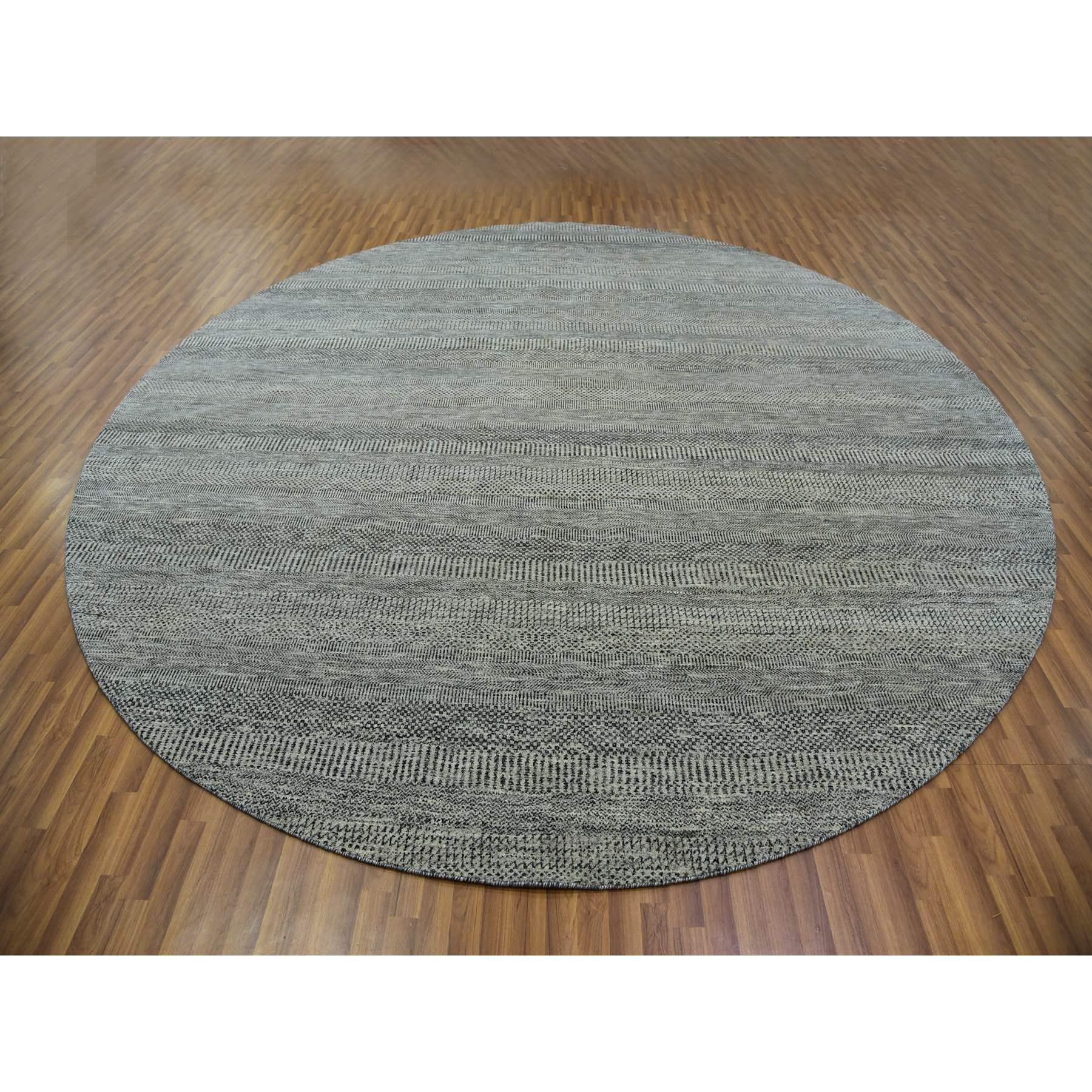Dies ist ein echtes Unikat aus ungefärbter organischer Wolle, Ton in Ton, modernes Grasdesign, handgeknüpft, Orientteppich. Es wurde monatelang in jahrhundertealten Webtechniken von Kunsthandwerkern geknüpft.
Primäre MATERIALIEN: Wolle
Latex: Kein