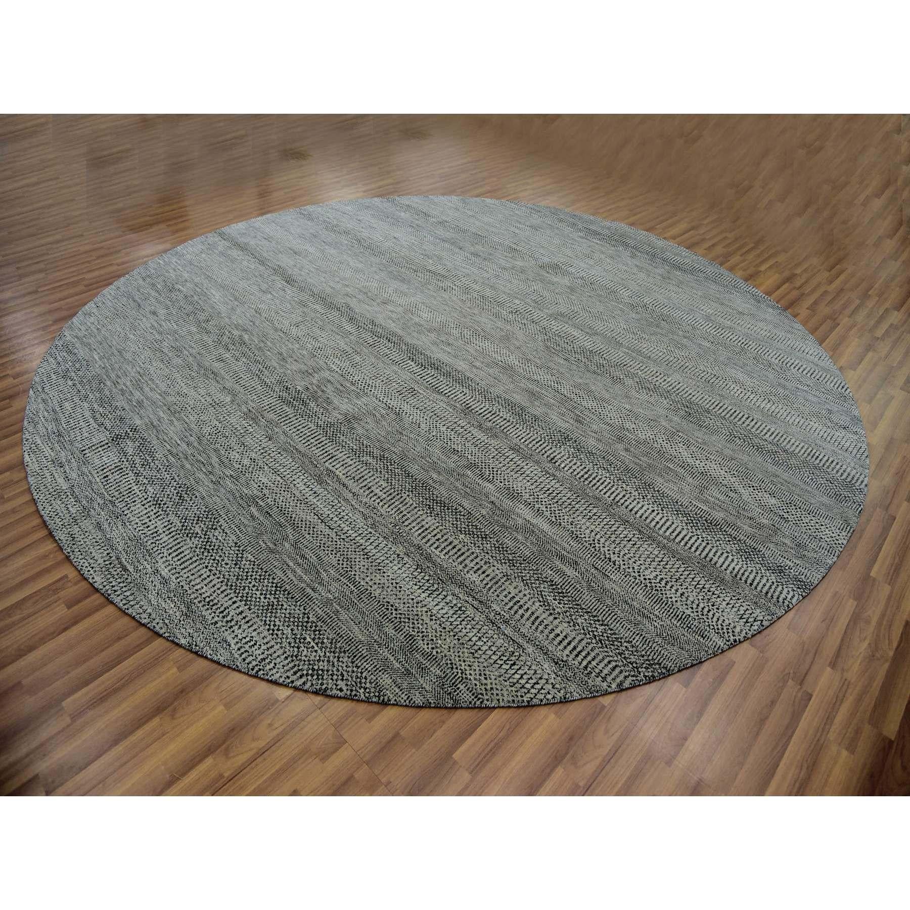 12'x12' Grauer moderner handgeknüpfter runder Teppich aus weicher und unbefärbter Wolle mit Grasmuster (Mittelalterlich) im Angebot