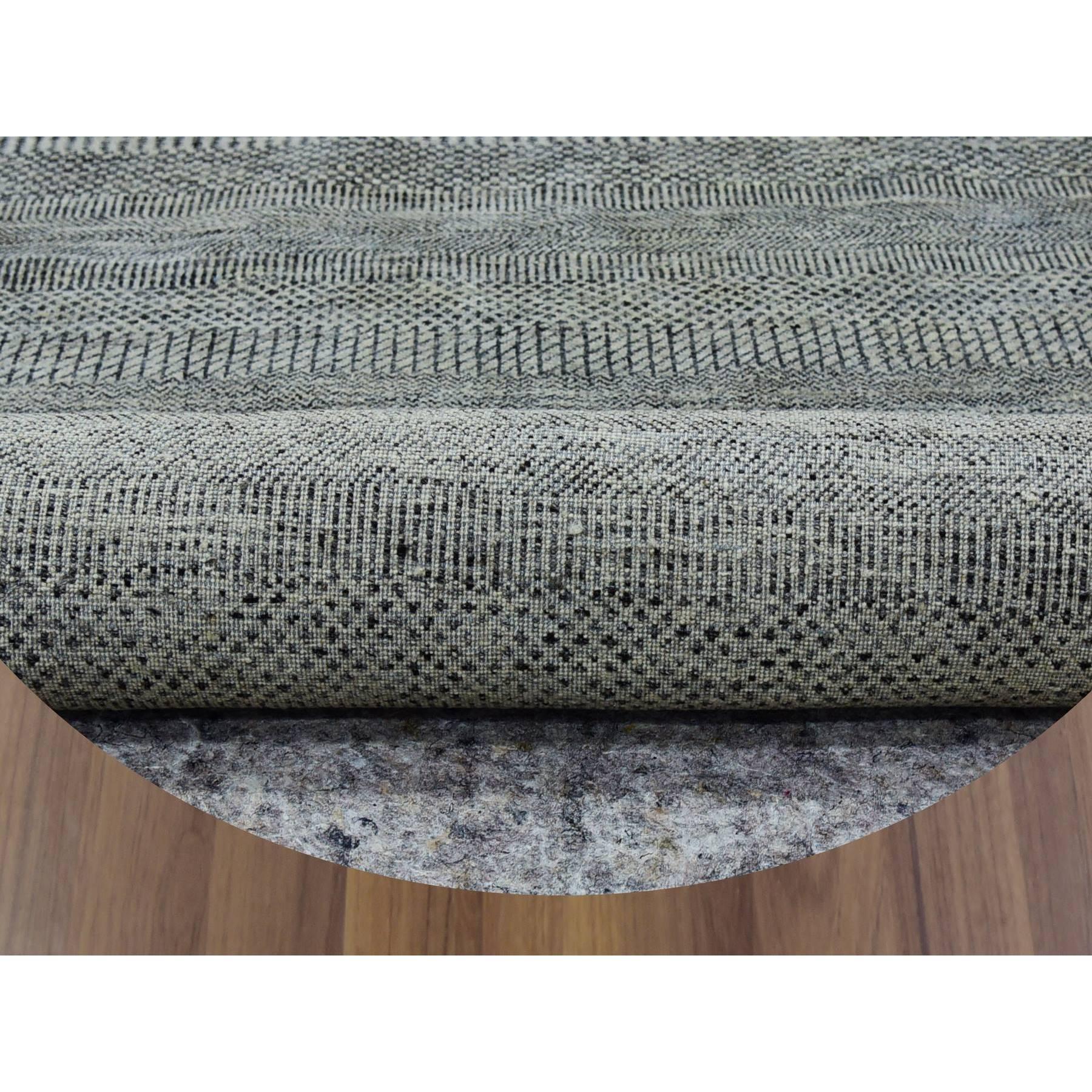 12'x12' Grauer moderner handgeknüpfter runder Teppich aus weicher und unbefärbter Wolle mit Grasmuster (Indisch) im Angebot