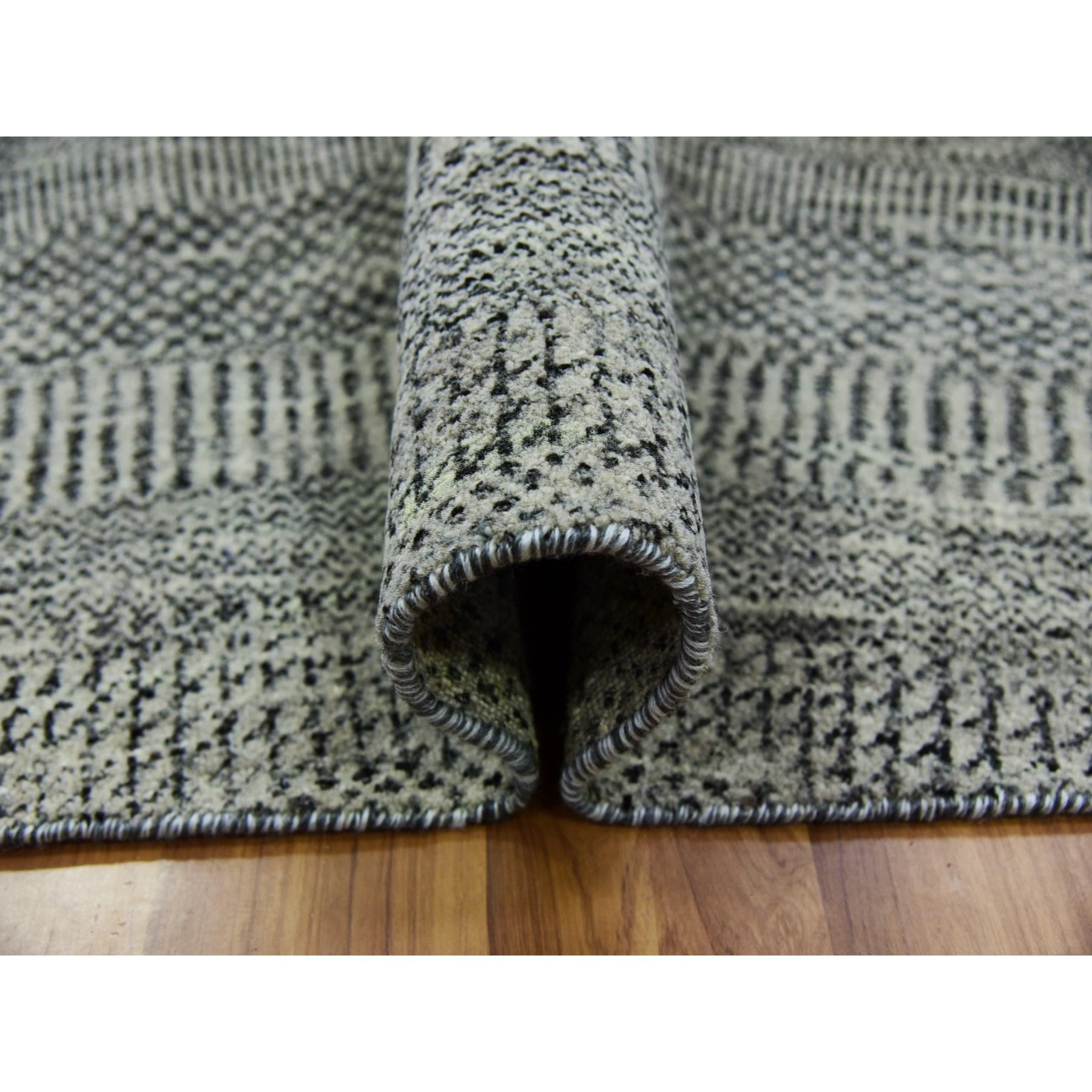 12'x12' Grauer moderner handgeknüpfter runder Teppich aus weicher und unbefärbter Wolle mit Grasmuster (Handgeknüpft) im Angebot