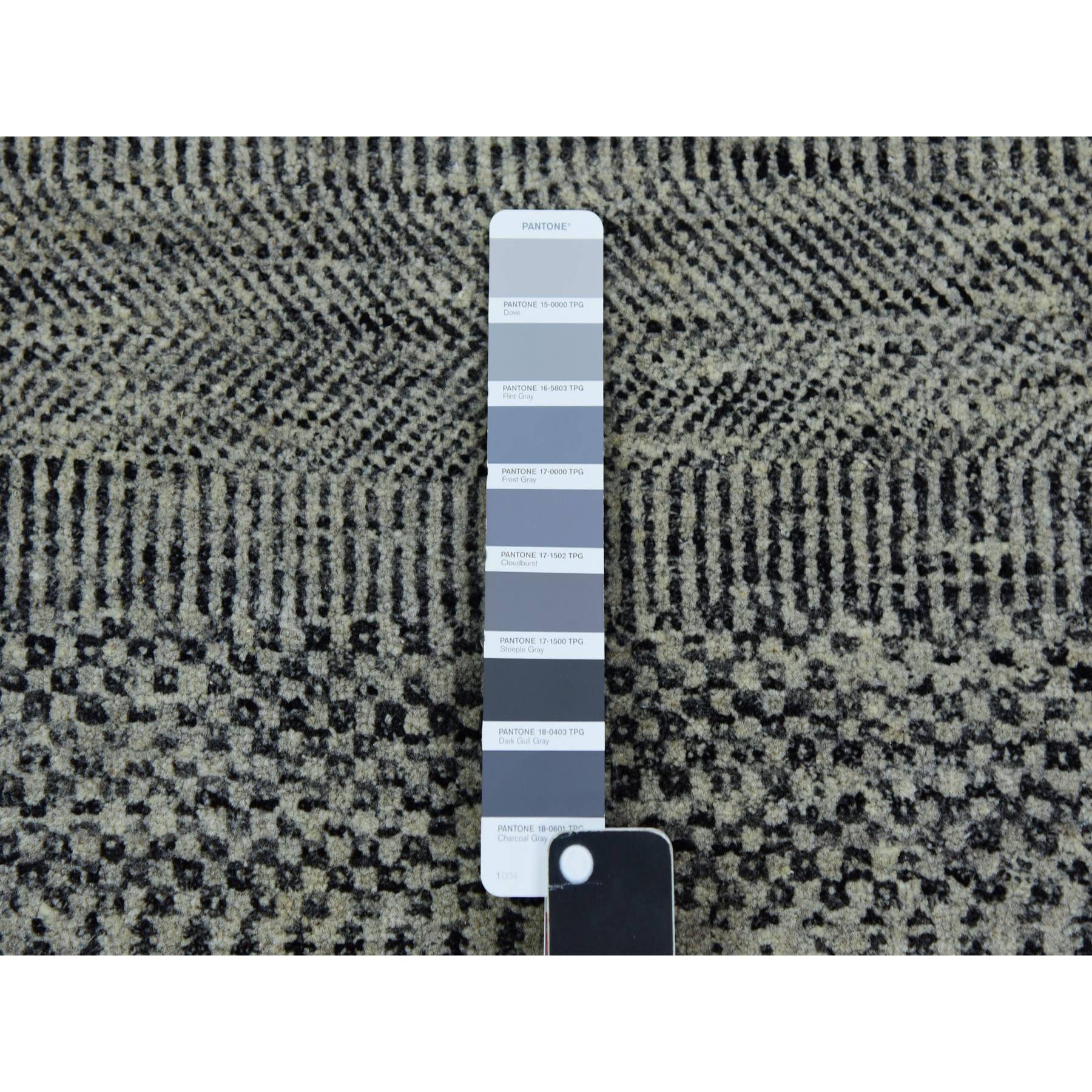 12'x12' Grauer moderner handgeknüpfter runder Teppich aus weicher und unbefärbter Wolle mit Grasmuster (21. Jahrhundert und zeitgenössisch) im Angebot