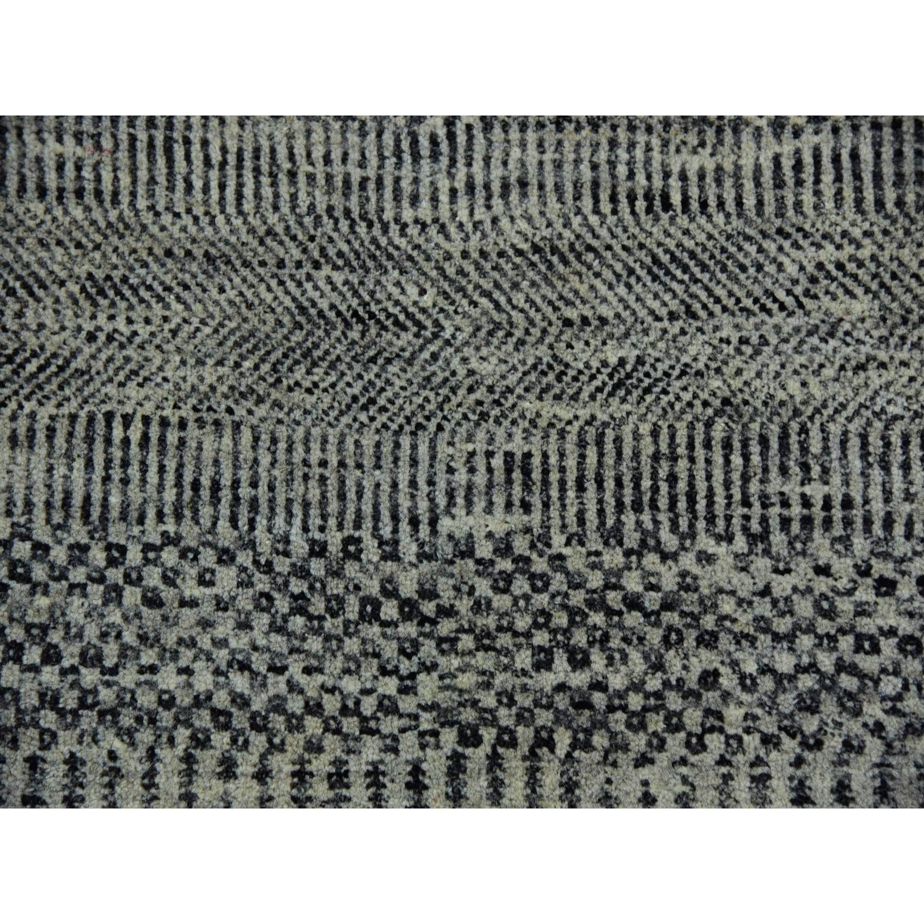 12'x12' Grauer moderner handgeknüpfter runder Teppich aus weicher und unbefärbter Wolle mit Grasmuster im Angebot 1