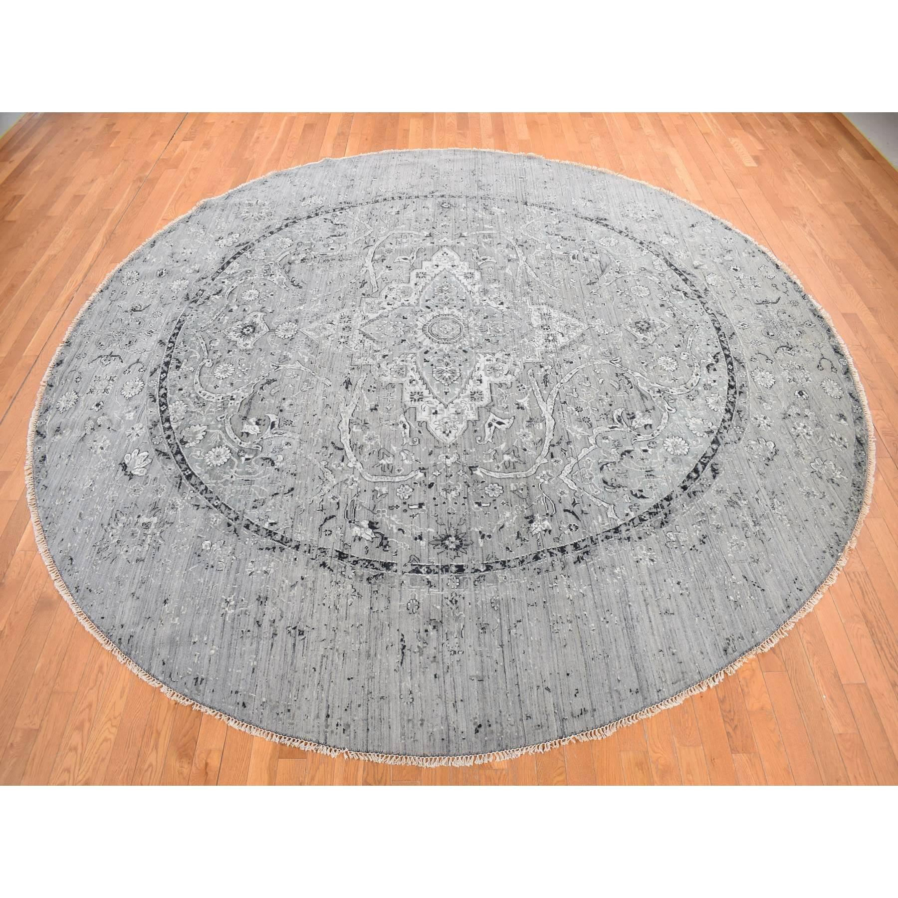 Spanisch grau, gebrochenes persisches gelöschtes Design, reine Seide mit texturierter Wolle, handgeknüpft, runder Orientteppich
Primäre MATERIALIEN: Wolle
Latex: Kein Flor 
Höhe: 0,25 Zoll
Stil: Transitional
Grundfarbe: Grau
Sekundäre Farben: