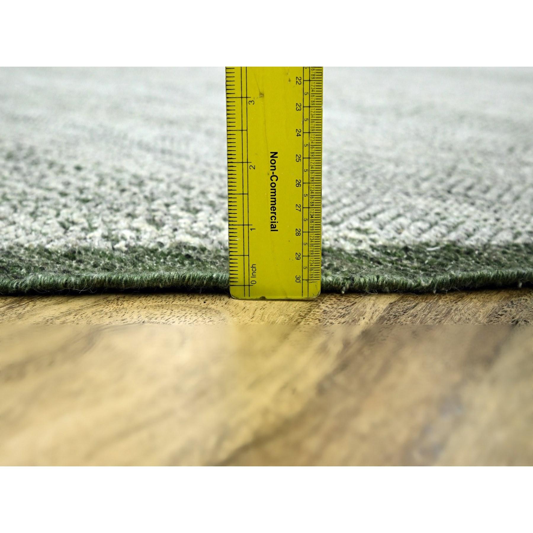 Tapis rond en laine nouée à la main 12'x12' vert Oxidized and Distressed Grass Design en vente 2
