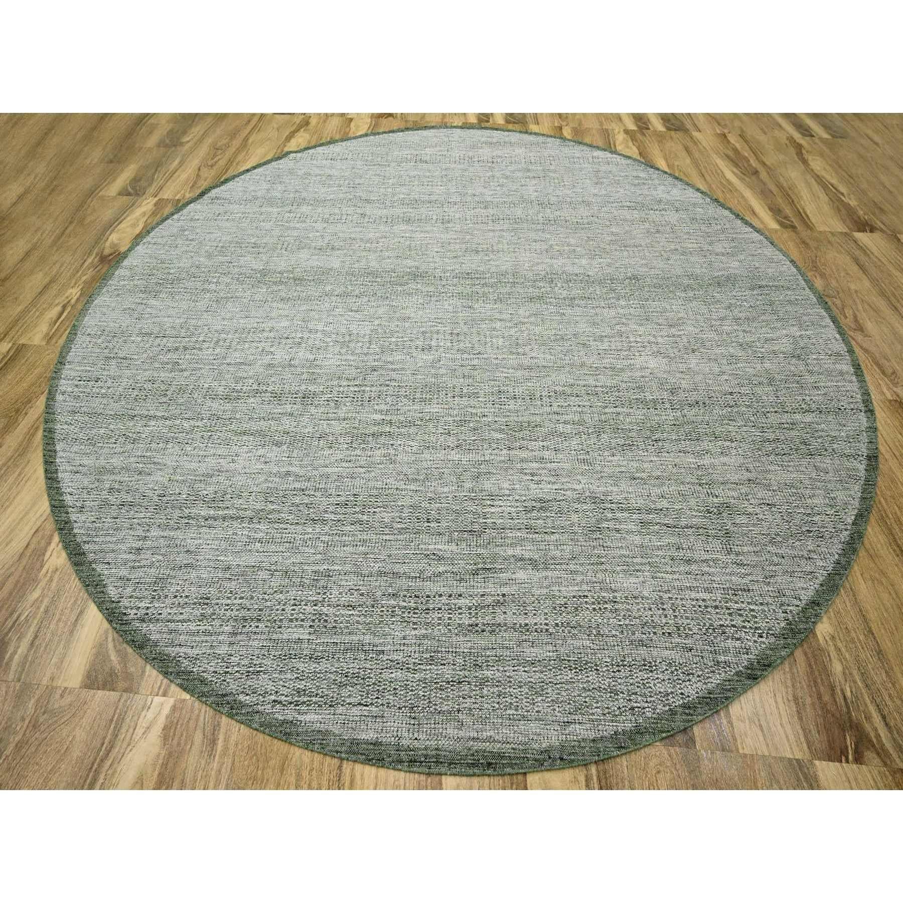 Vert chasseur, Design/One oxydé et vieilli avec chaînes apparentes, noué à la main, 100% laine, rond, Tapis d'Orient
Matières premières : Laine
Latex : Pas de poils 
hauteur : 0,25 pouces
Style : Contemporain
Couleur primaire : vert
Couleurs