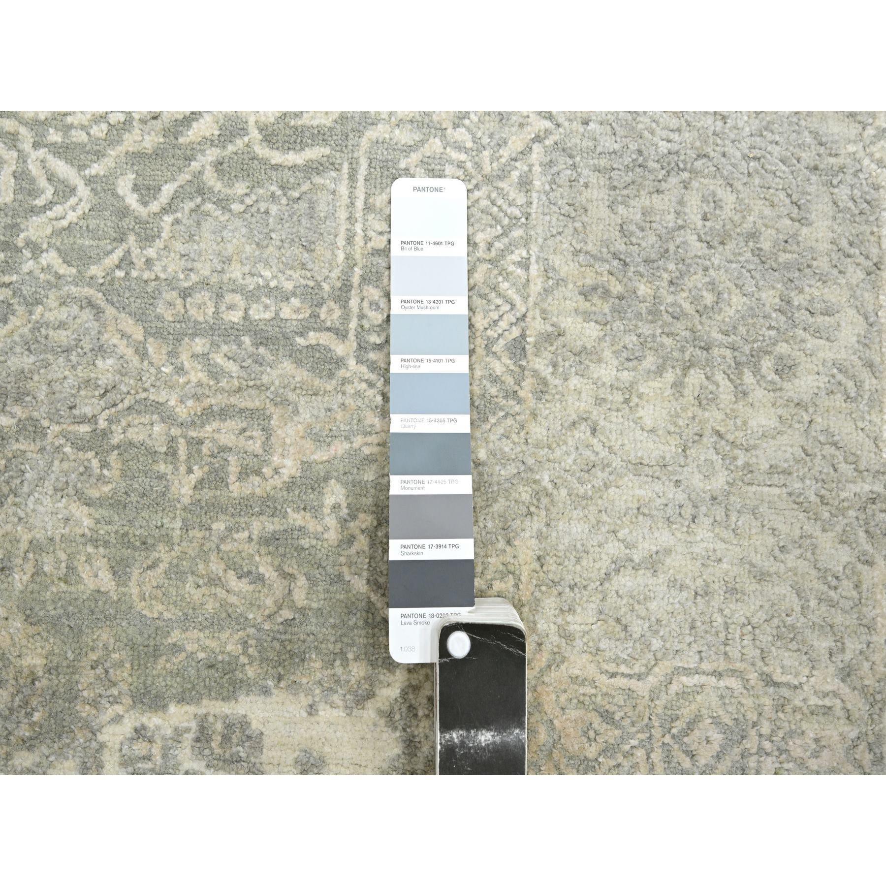 XXI secolo e contemporaneo 12'x12' Avorio Gioielli Design Lana e Seta annodato a mano Tappeto orientale rotondo in vendita